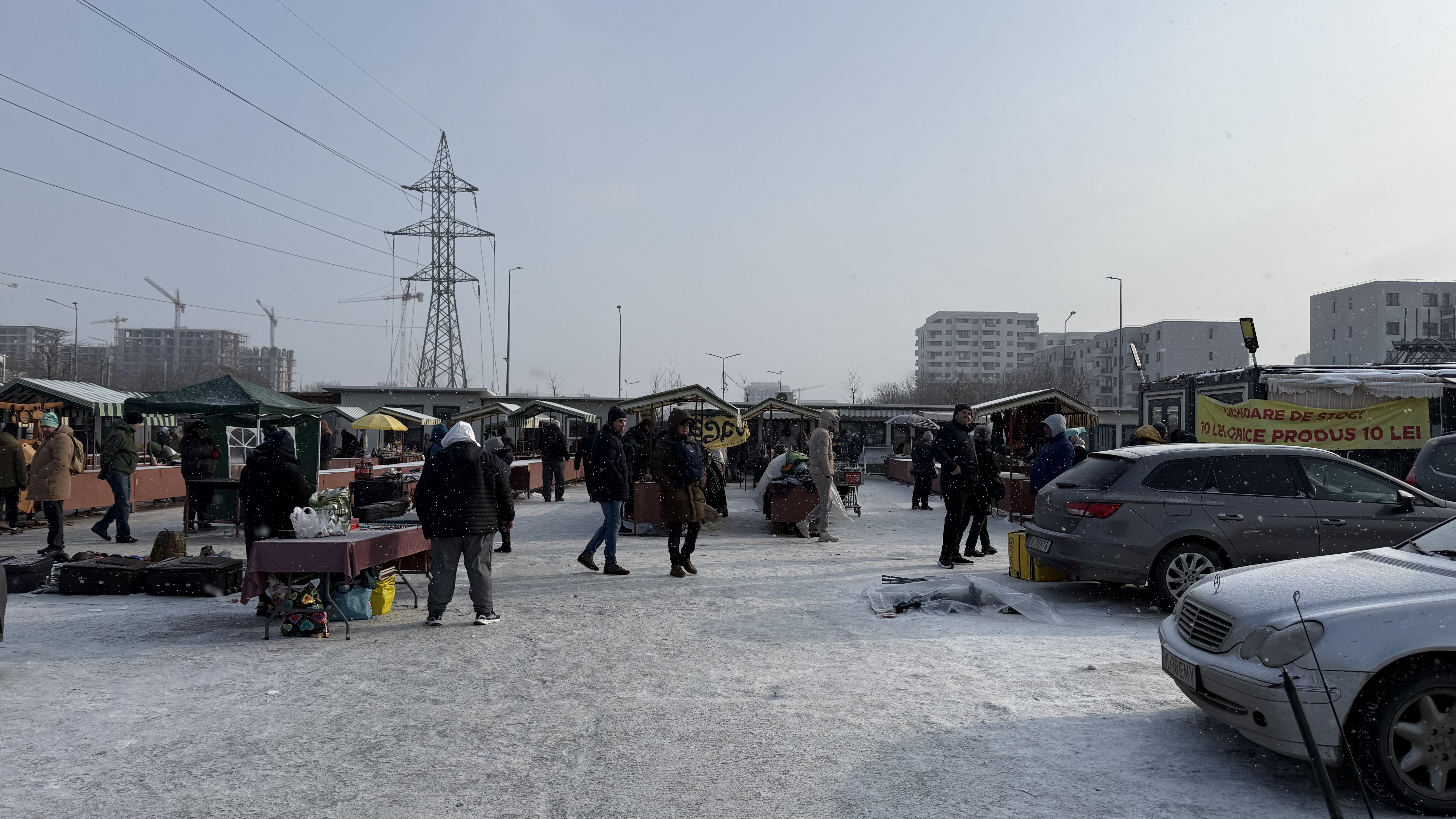 „Sacourile au fost ale soțului. A murit acum doi ani. Pensia mea nu ajunge”. Poveștile neștiute ale pensionarilor din București care vând ce mai găsesc prin casă