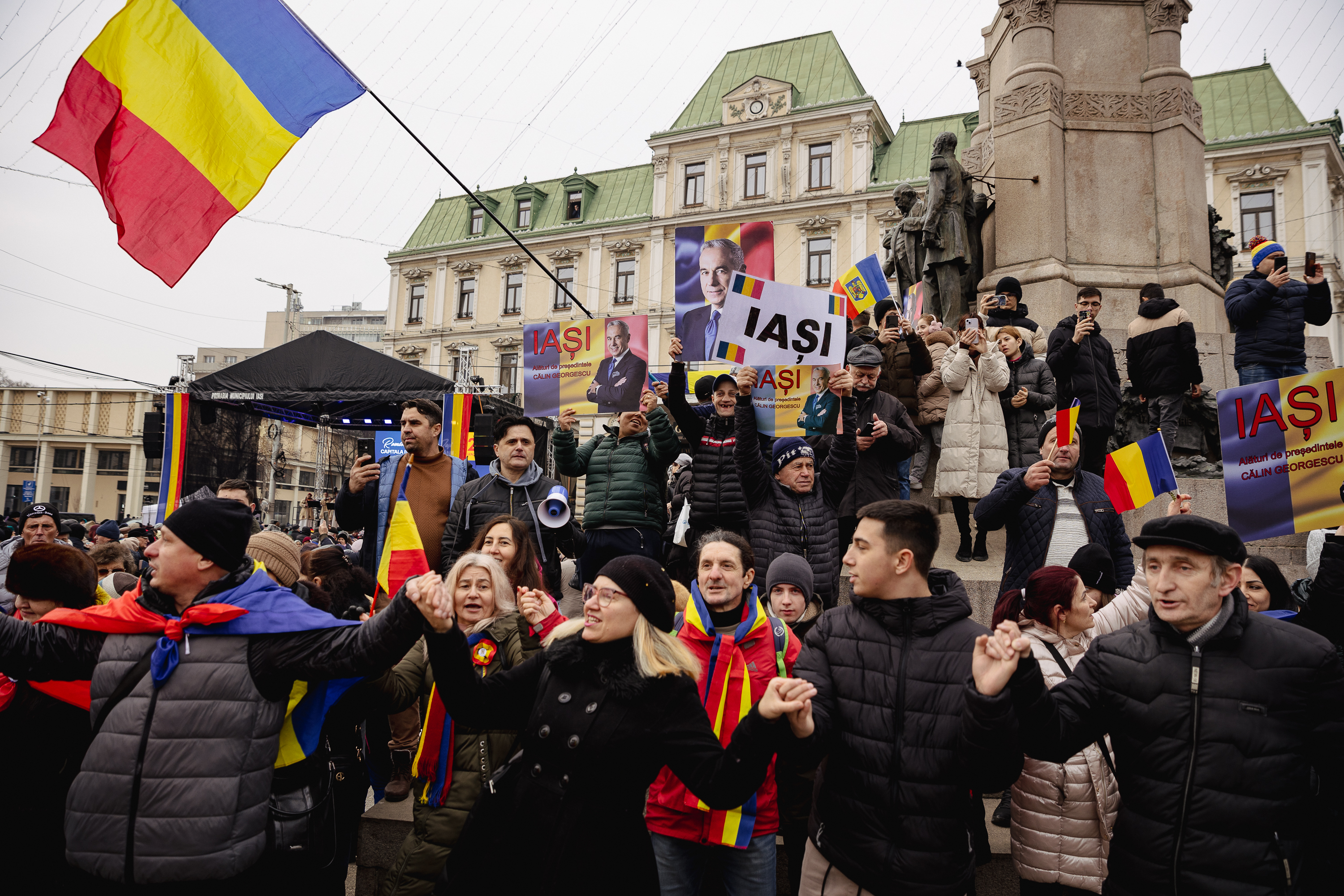 Ziua Unirii în imagini la Iași: câteva mii de oameni s-au bucurat de „sârba moldovenilor” și au fluierat puținii politicieni prezenți | Fotoreportaj
