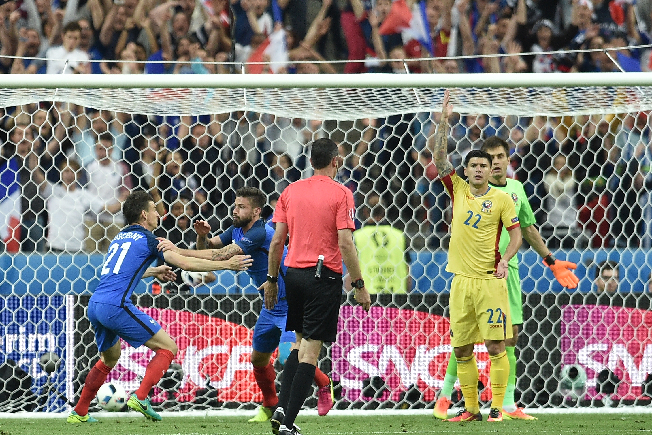 Euro 2016. Imaginile arată că Tătărușanu a fost faultat în săritură de Giroud la primul gol al Franței / GALERIE FOTO și VIDEO