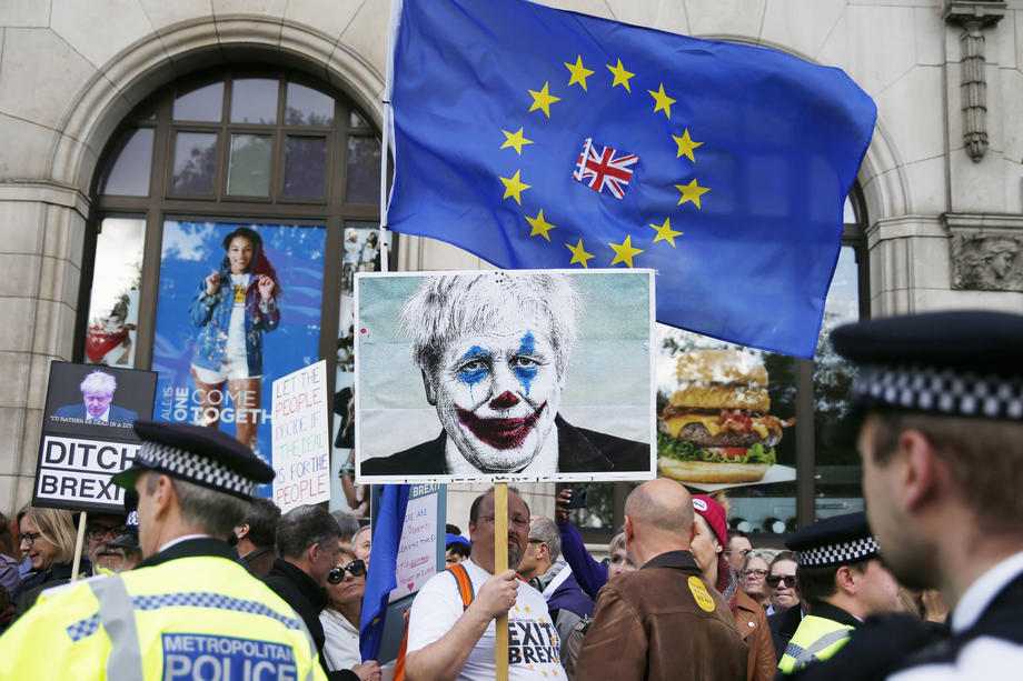 BREXIT | Parlamentul britanic a blocat acordul privind ieșirea țării din UE, în timp ce zeci de mii de oameni protestează. Boris Johnson, forțat să ceară o nouă amânare