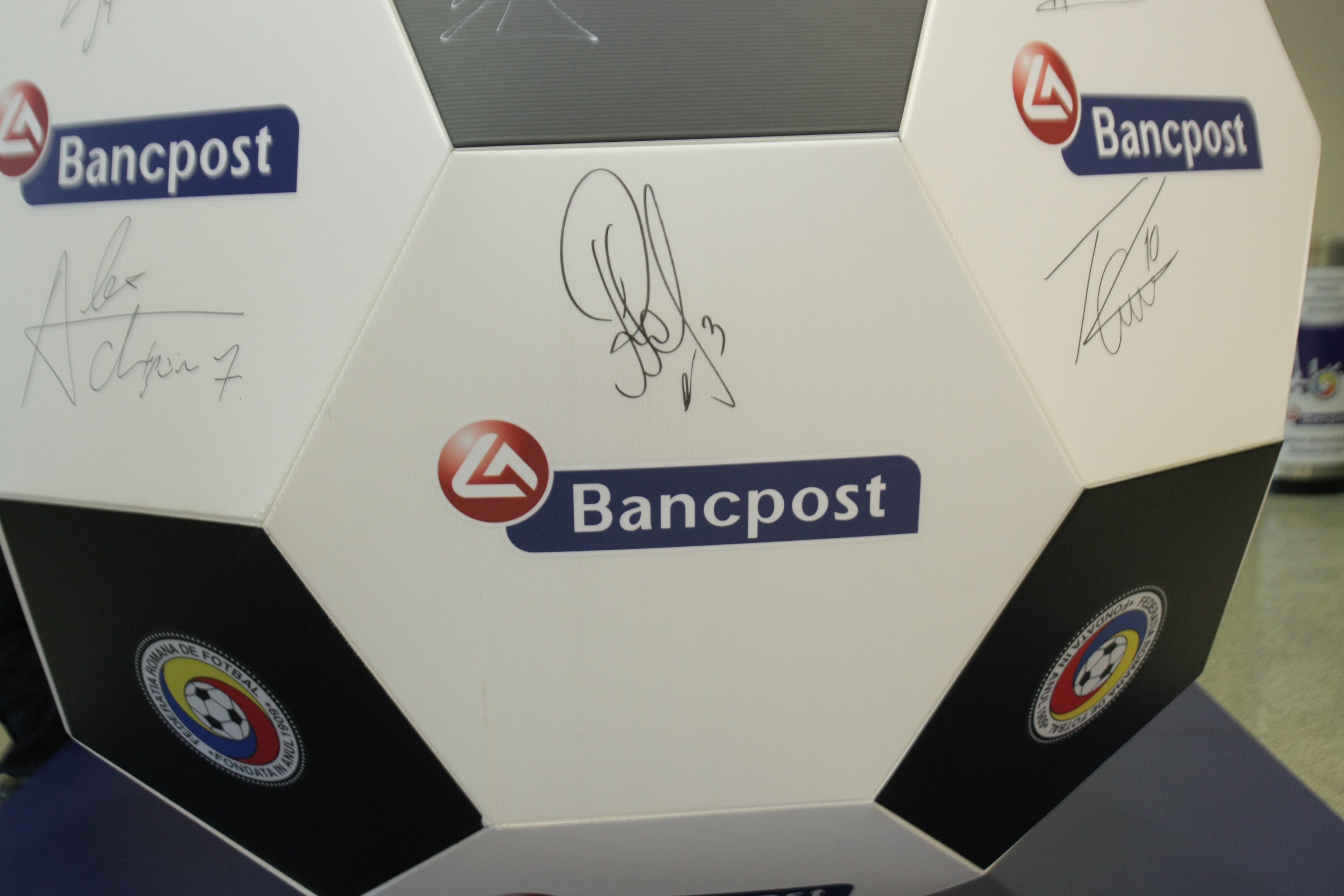 ROMÂNIA - FEROE, DUMINICĂ, ORA 19:00, TVR 1 / Tricolorii au făcut pe bancherii la sediul noului sponsor. Repriză de autografe și fotografii / GALERIE FOTO