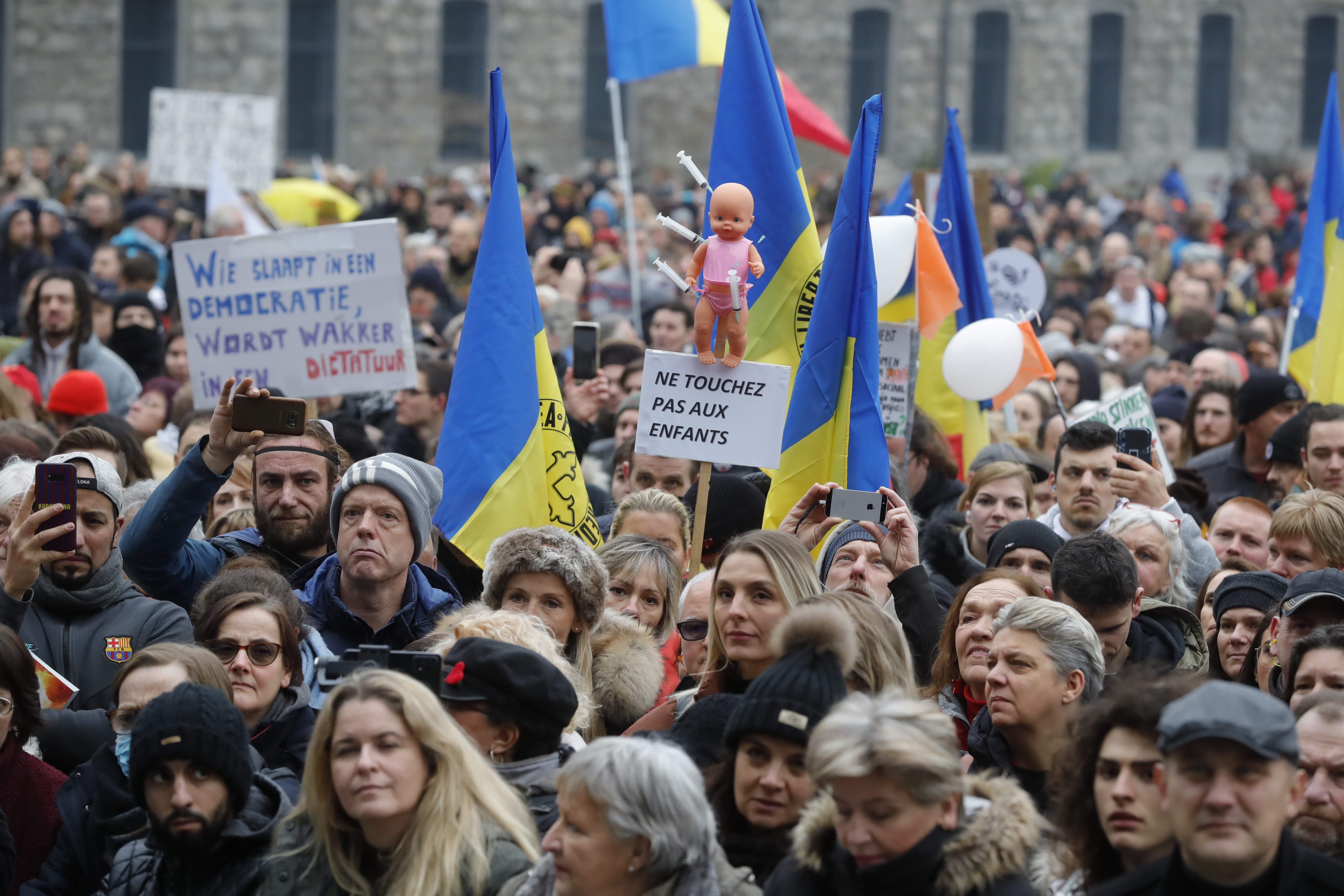 Proteste violente la Bruxelles, față de măsurile sanitare. Zeci de arestări în urma ciocnirilor dintre poliție și manifestanți
