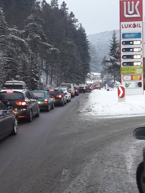 UPDATE | Trafic în condiții de iarnă în Prahova și Brașov. Vezi pe ce drumuri a nins deja FOTO