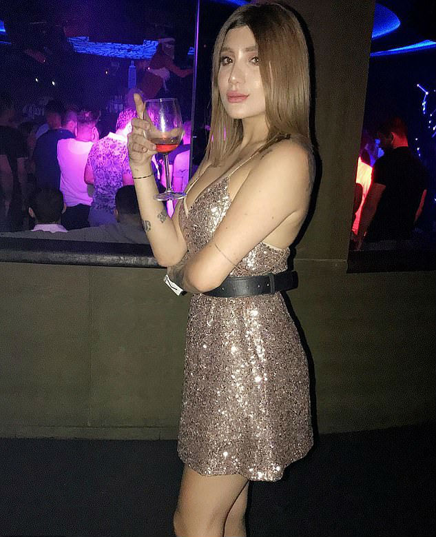 O tânără de 22 de ani, fotomodel celebru, a fost împușcată pe stradă. Trei gloanțe au ucis-o
