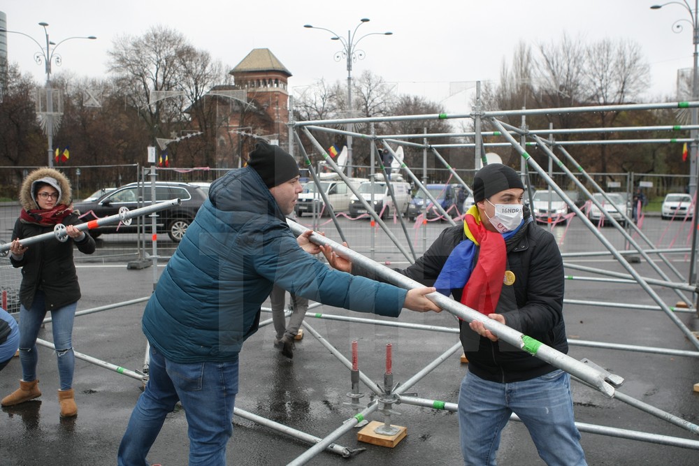 UPDATE. Protest și incidente în Piața Victoriei. Anchetă MAI după împiedicarea organizării târgului de Crăciun/ FOTO