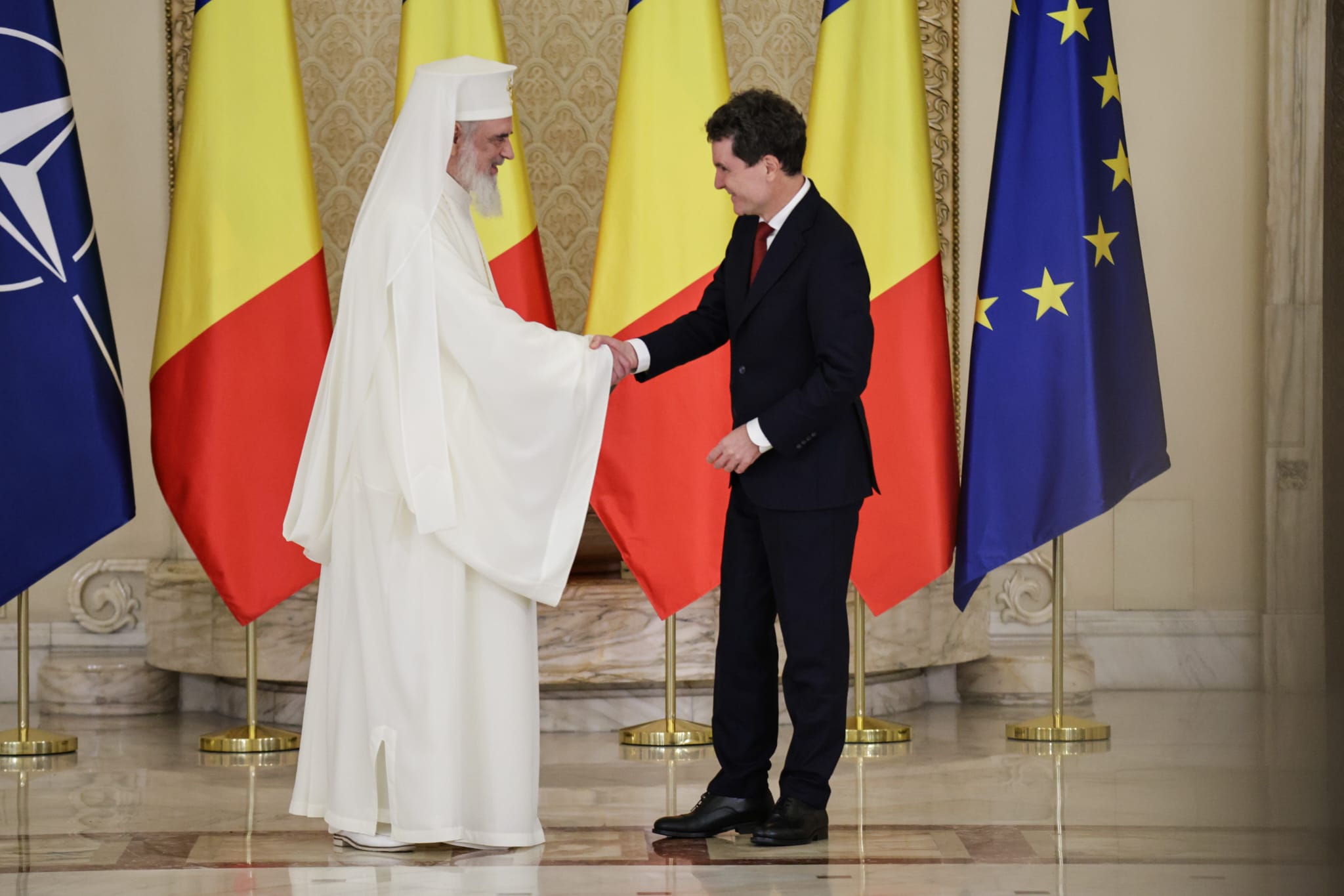 Bartolomeu I, decorat de Nicușor Dan după sfințirea Catedralei Neamului: „România trăieşte un moment istoric”