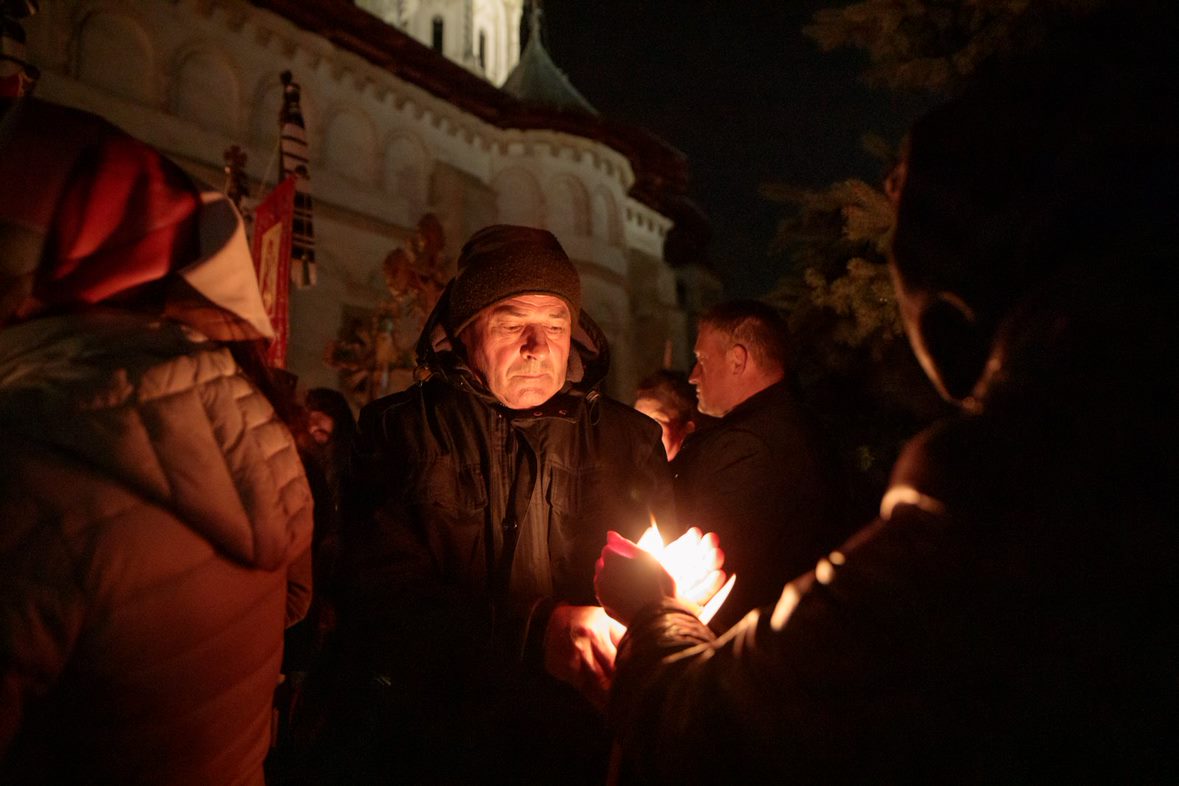 FOTOREPORTAJ. Învierea la Mănăstirea Putna, locul în care mai mulți refugiați ucraineni și-au găsit adăpost în calea războiului