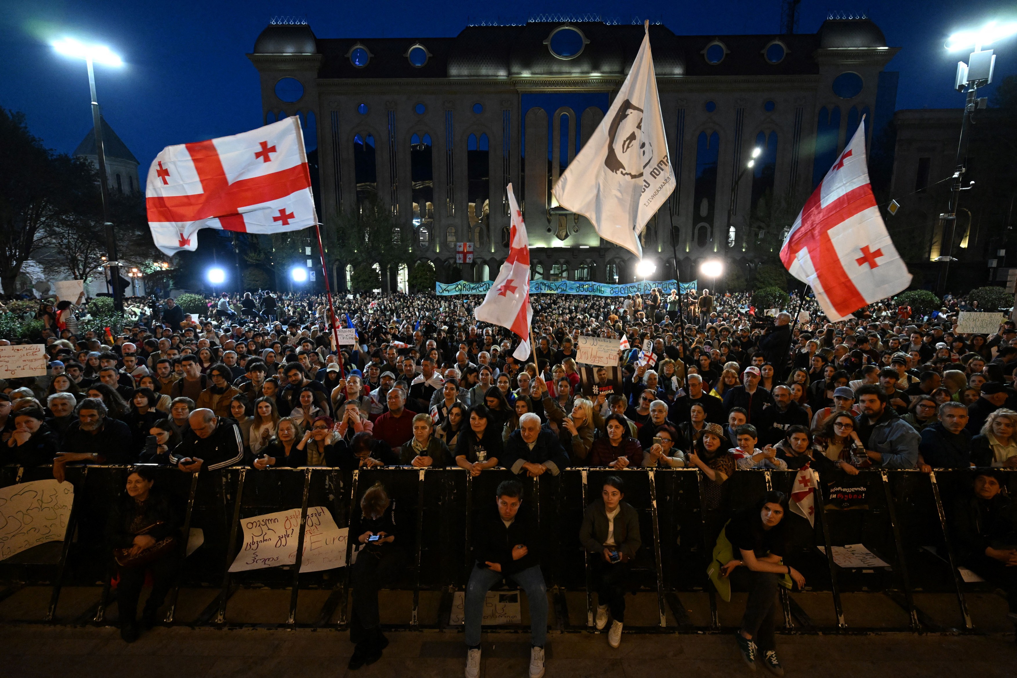 Mii de oameni au protestat din nou în Georgia împotriva legii privind „agenții străini”. Protestatarii, dispersați cu forța | VIDEO
