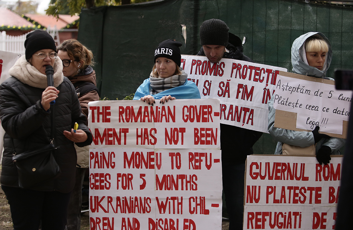 „Încercăm să nu consumăm prea multă apă sau lumină”. Protestul ucrainenilor refugiați în România care nu au primit banii promiși de Guvern