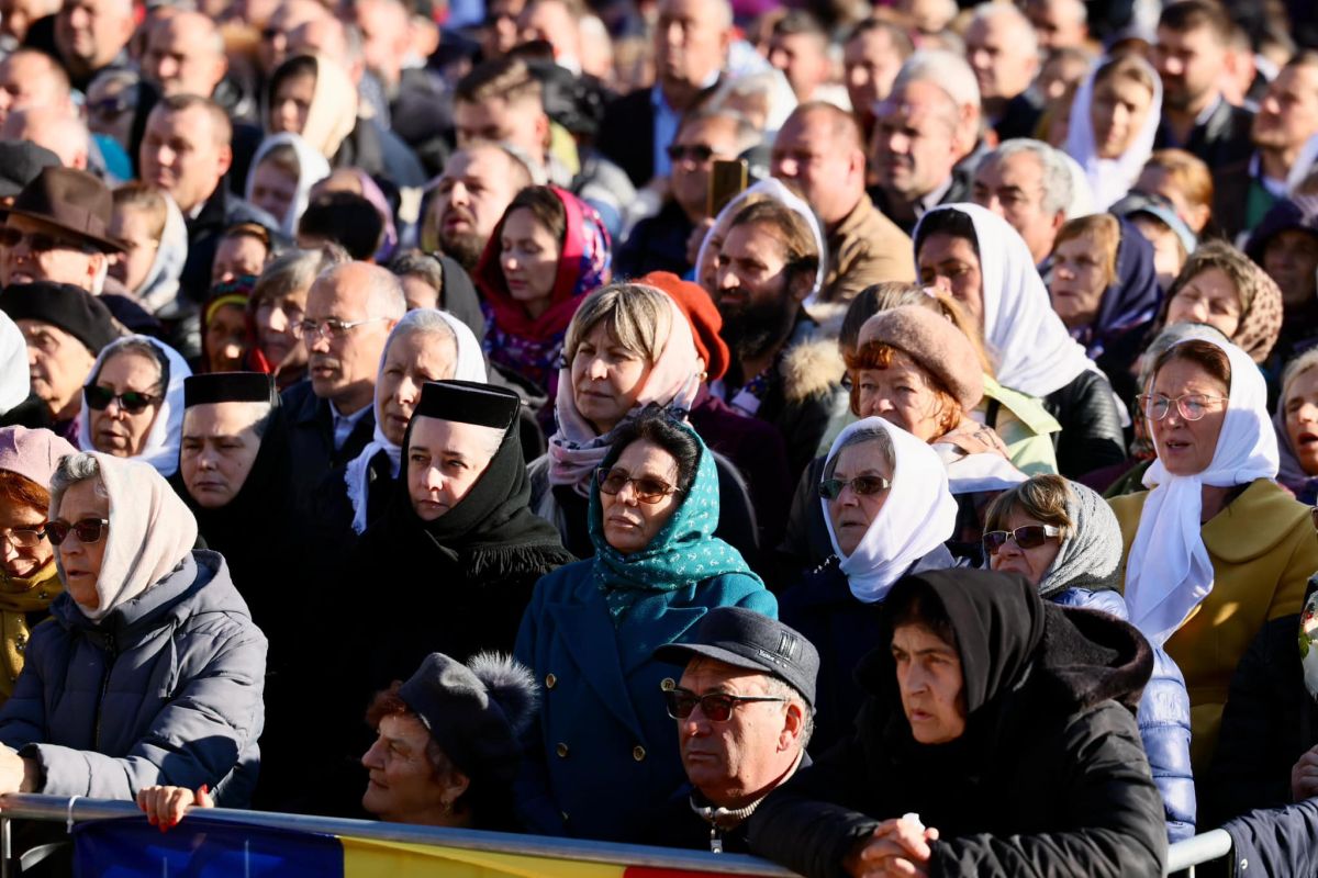 Candidații la prezidențiale au ajuns la slujba de la Catedrala Mitropolitană Iași, pentru Sfânta Parascheva