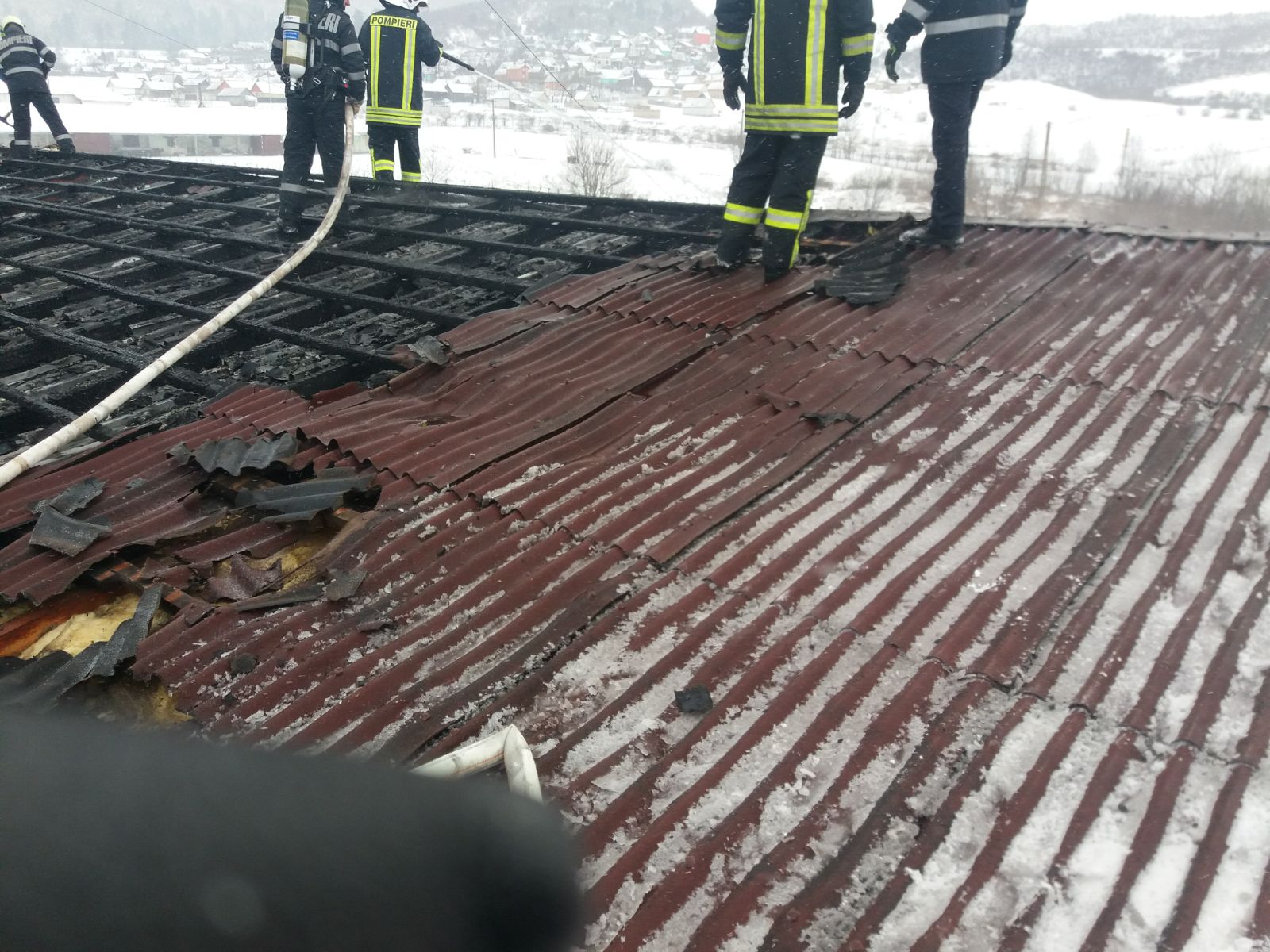 Incendiu la o fabrică de mobilă din judeţul Braşov. Acoperişul arde pe o suprafaţă de 500 metri pătrați/ FOTO