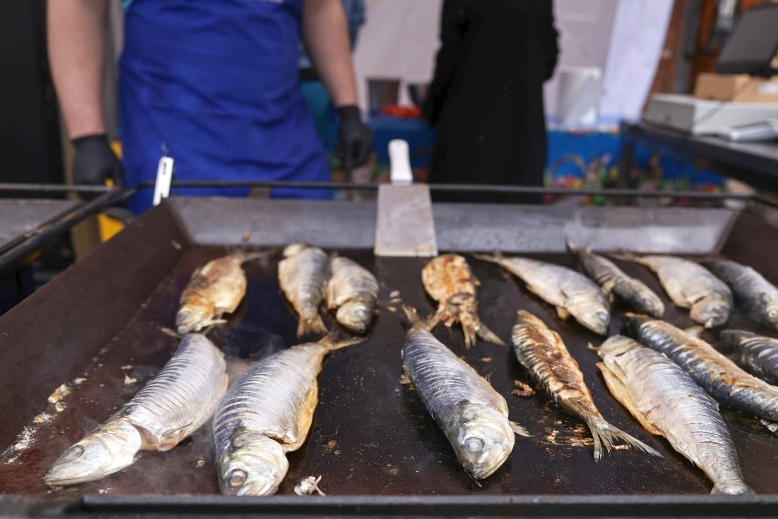 Borș pescăresc și mici din pește sub privirile bucureștenilor. Cât a ajuns să coste un kilogram de cozonac la târgul pescăresc de Florii