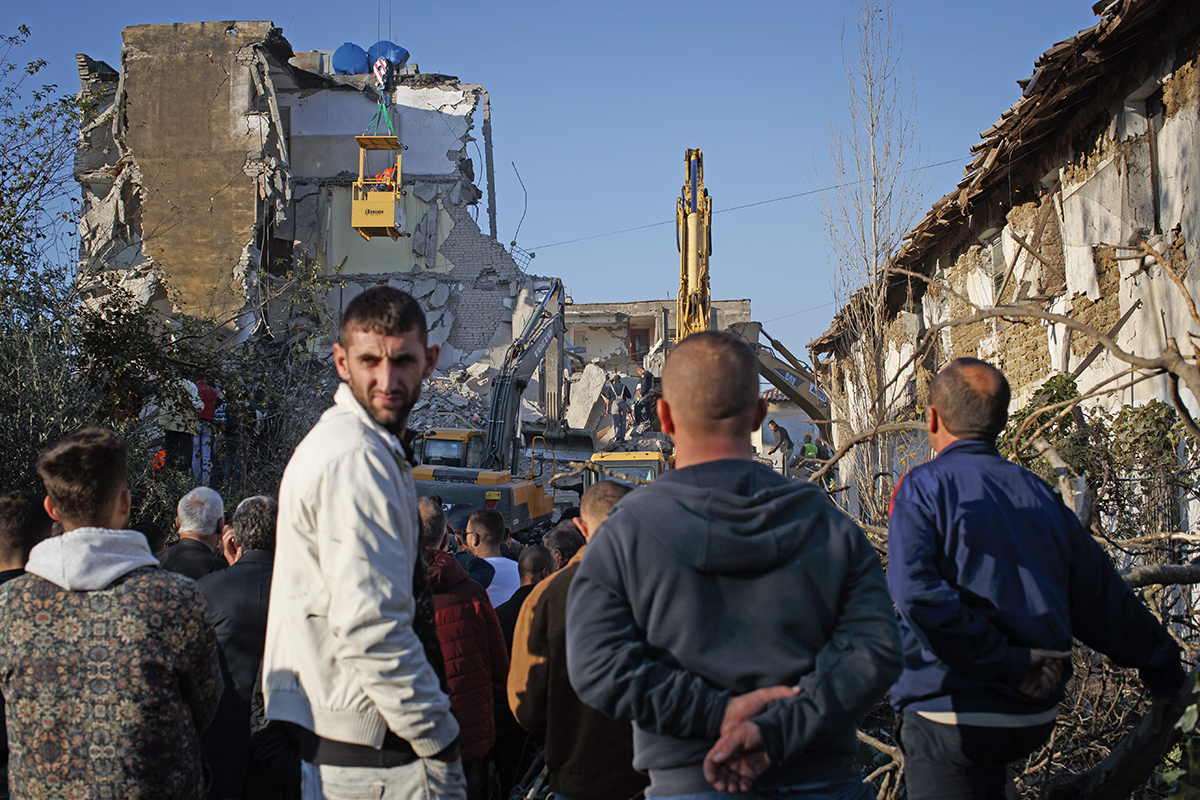 Cutremur devastator în Albania: 40 de morți și 658 de răniți. Momentul în care s-a produs seismul, surprins de camerele de supraveghere