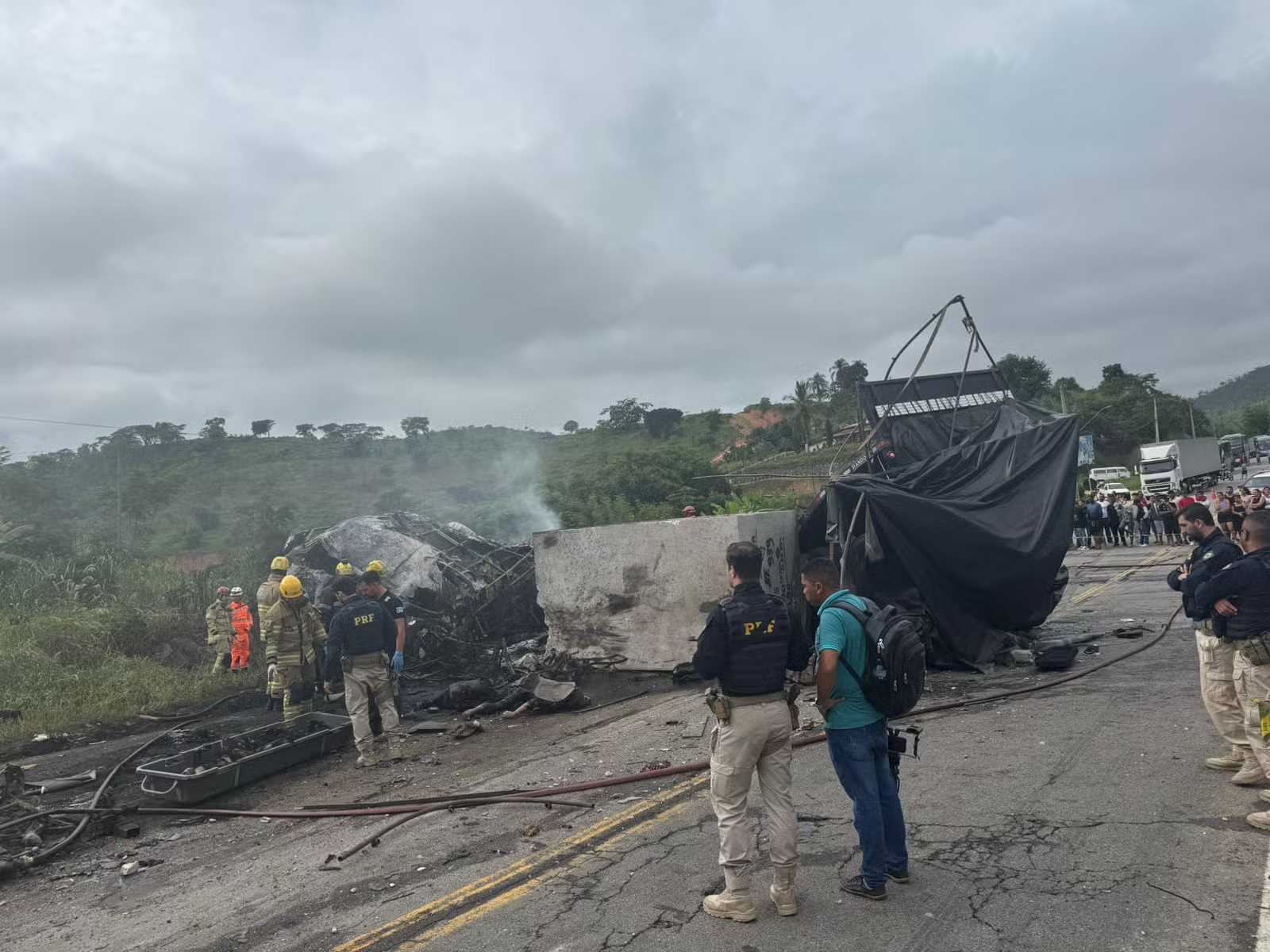 38 de oameni au murit într-un autocar peste care a căzut dintr-o basculantă un bloc de granit, pe o șosea din Brazilia