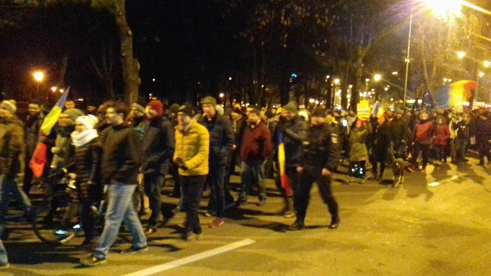 FOTO. Moș Crăciun protestează la Timișoara, alături de sute de timișoreni: „Out of Service”
