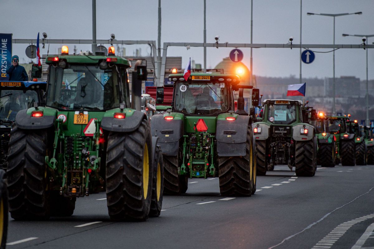 Protest al fermierilor din Cehia față de politicile agricole ale UE. Tractoare, în centrul orașului Praga