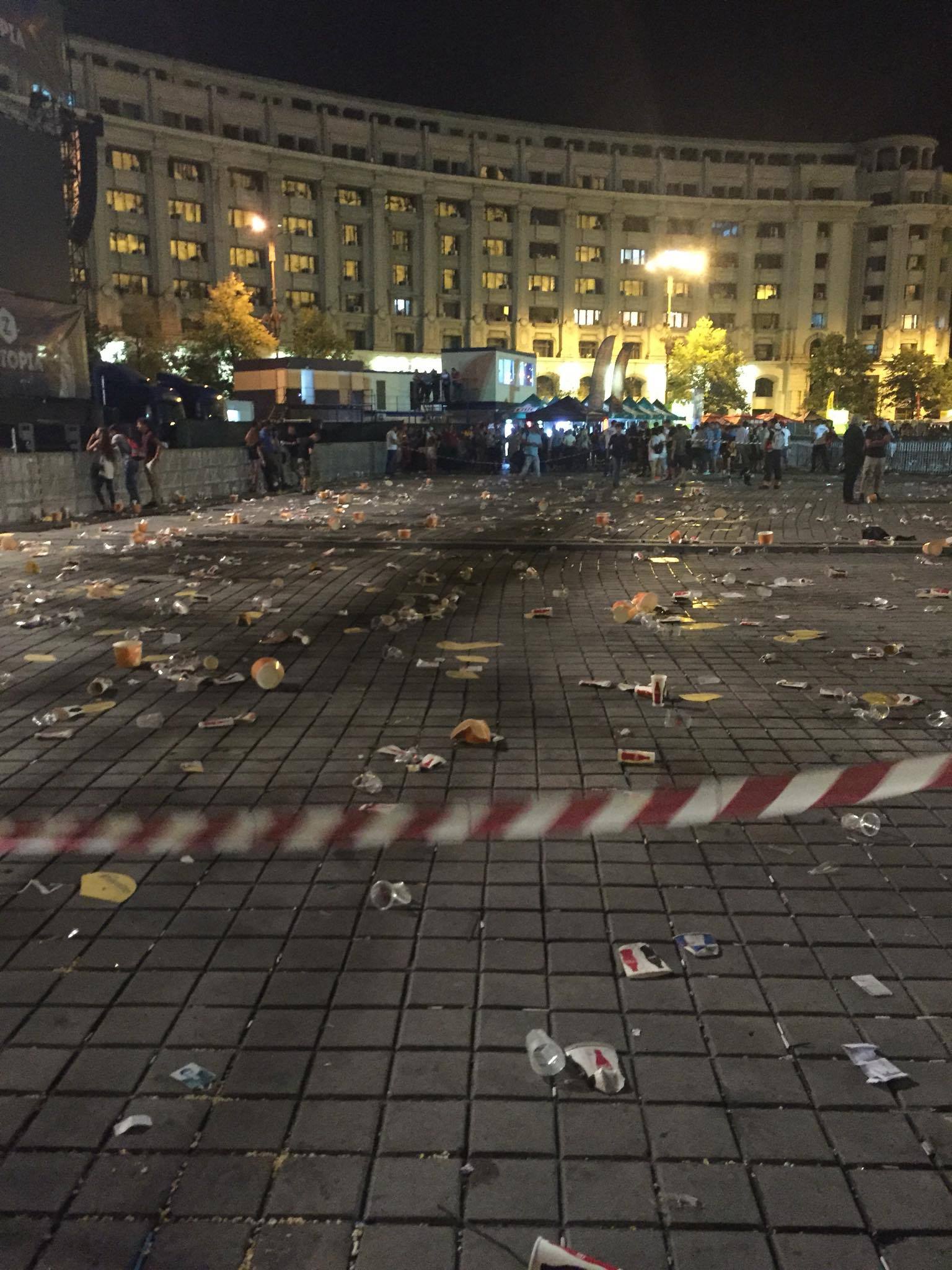 Piața Constituției, plină de gunoi după concertul Sia | FOTO