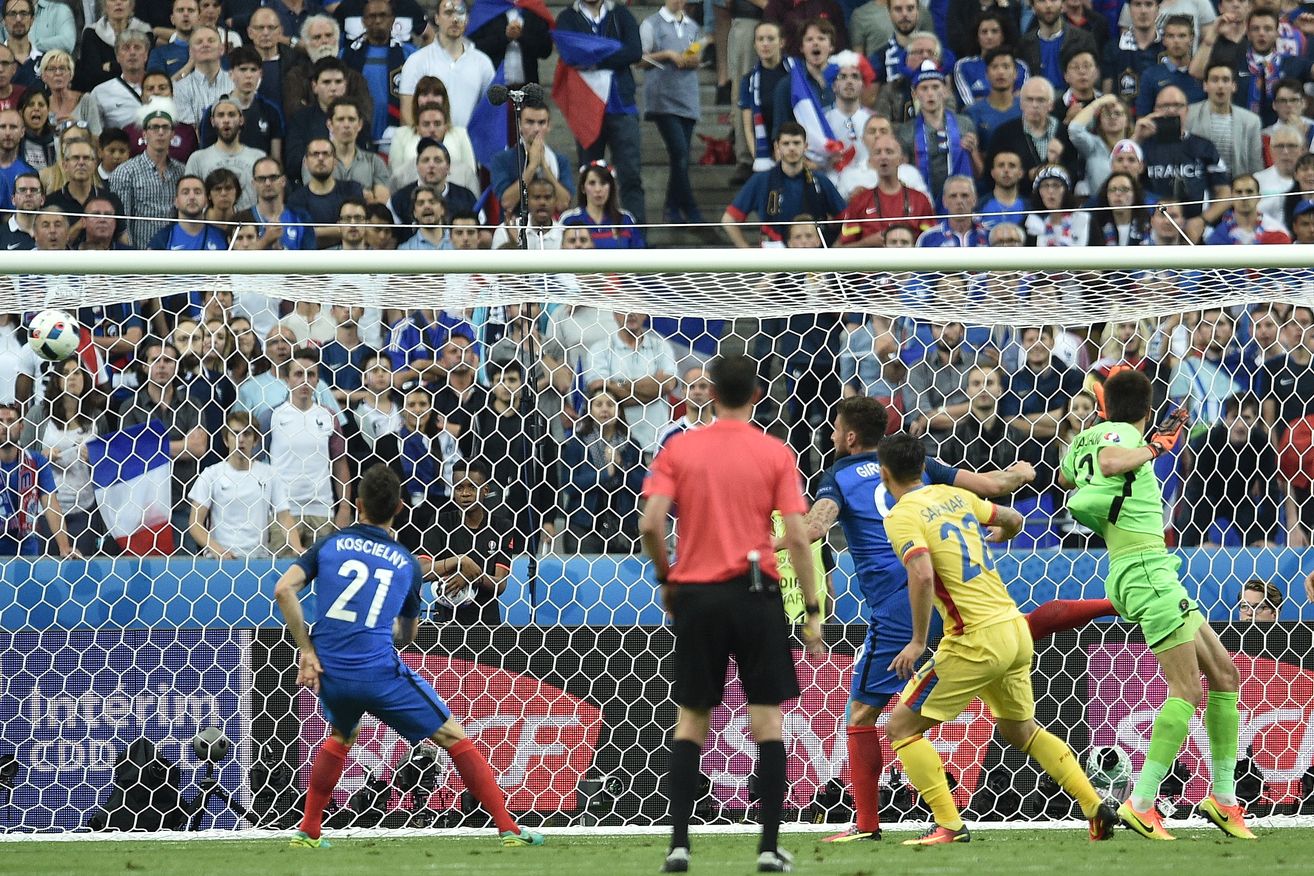Euro 2016. Imaginile arată că Tătărușanu a fost faultat în săritură de Giroud la primul gol al Franței / GALERIE FOTO și VIDEO