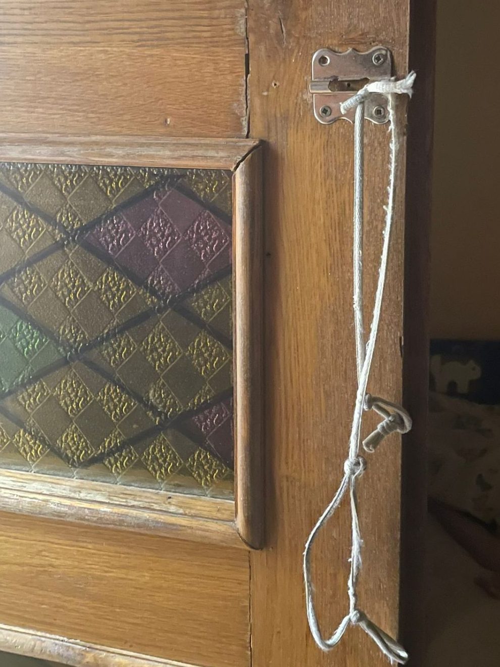 Imagini greu de privit din centrele unde copiii cu dizabilități erau ținuți încuiați cu zăvoare, ca să nu iasă din camere, în Mureș