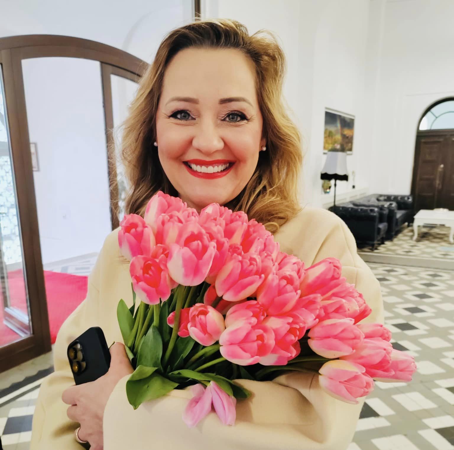 Imagini cu casa în care locuiește Elena Lasconi în Câmpulung Muscel. A descris-o ca fiind căminul visurilor sale