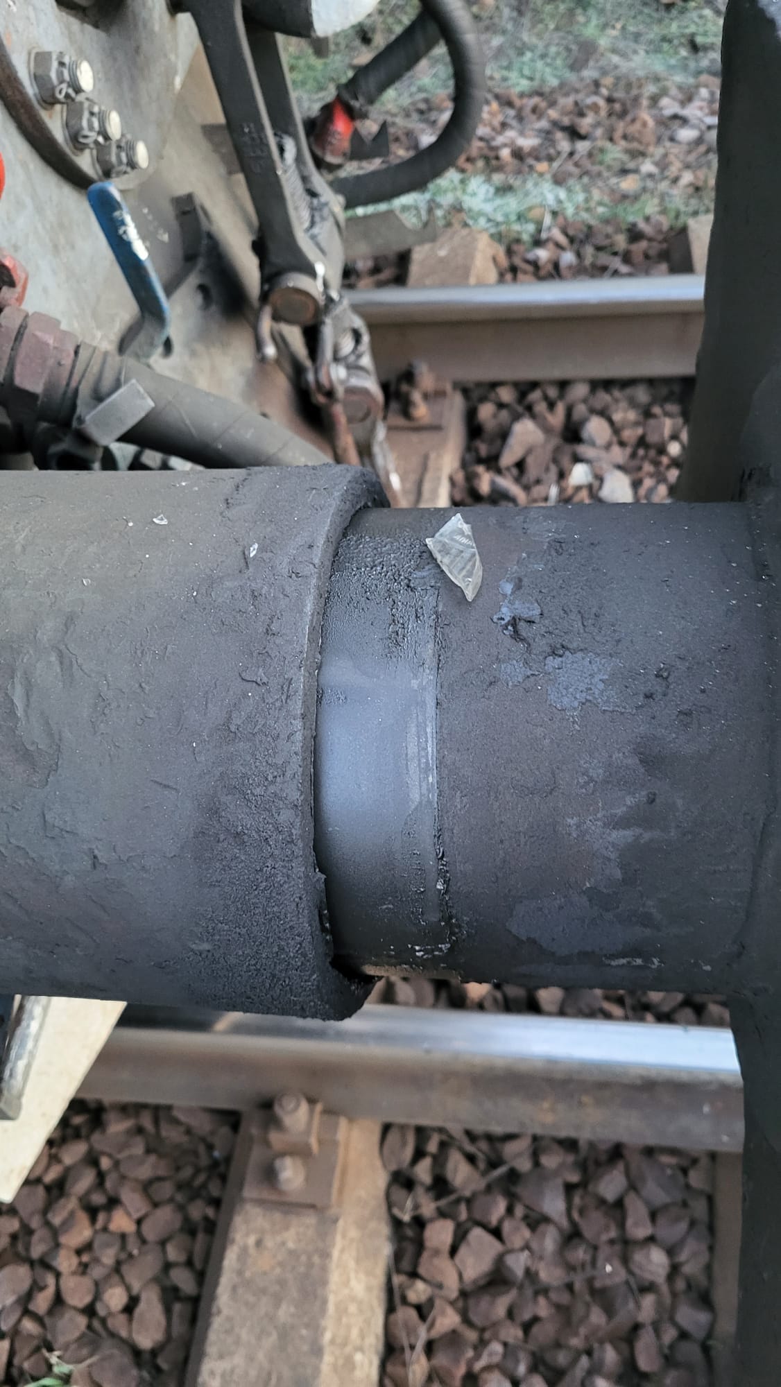 IMAGINI după impact. Cum arată locomotiva care a provocat deraierea unui marfar în Teleorman