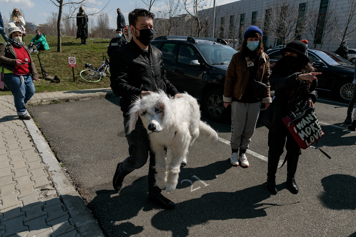 „Ne chinuim să supraviețuim”, spun artiștii independenți. Protest cu recuzită, creioane, partituri și borcane la Ministerul Culturii