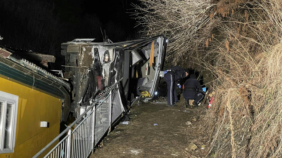 Mirele a murit chiar înainte de nuntă, în timp ce se ducea la petrecerea burlacilor, cu autocarul, într-o stațiune de schi din Austria