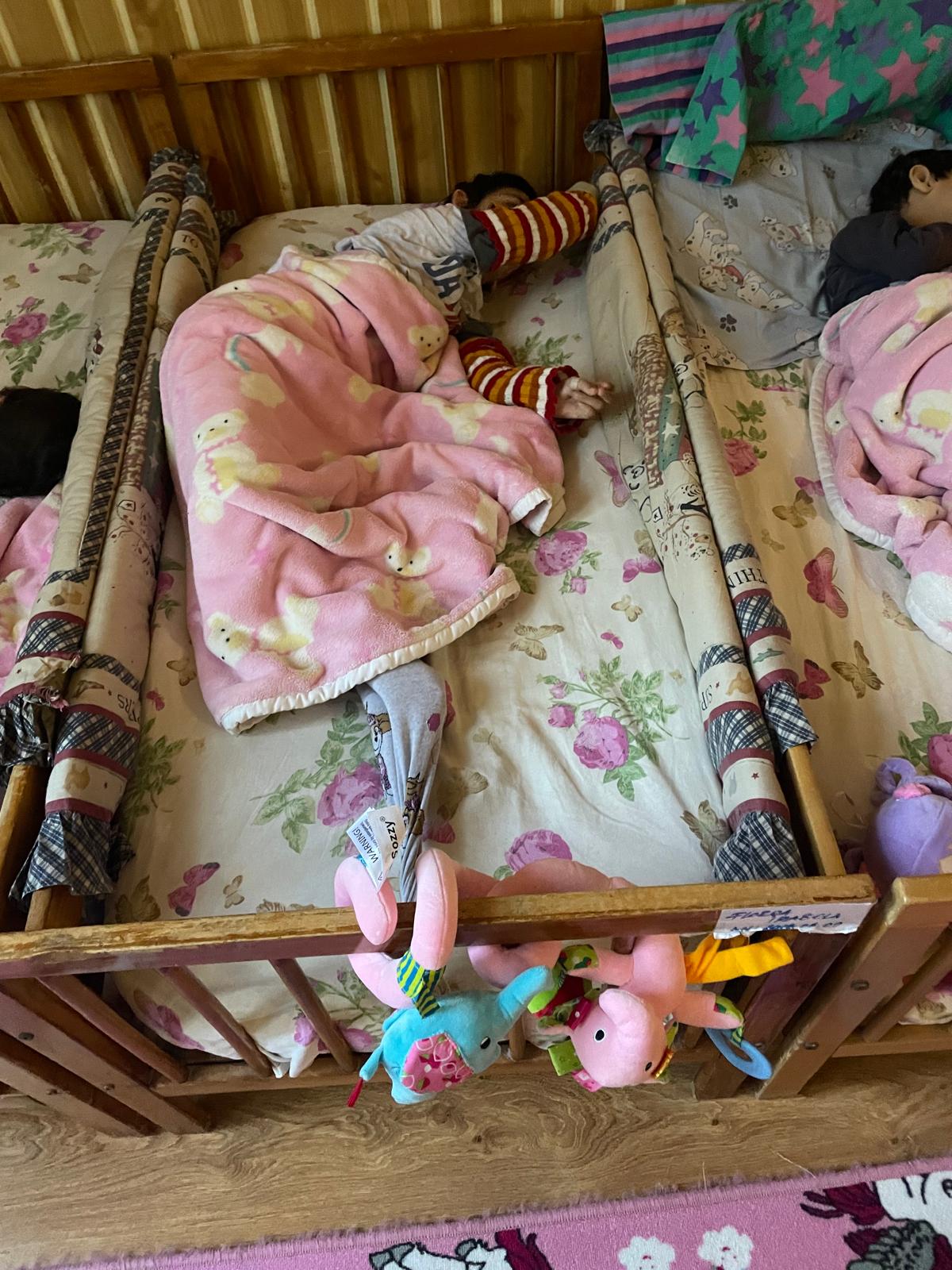 Imagini greu de privit din centrele unde copiii cu dizabilități erau ținuți încuiați cu zăvoare, ca să nu iasă din camere, în Mureș