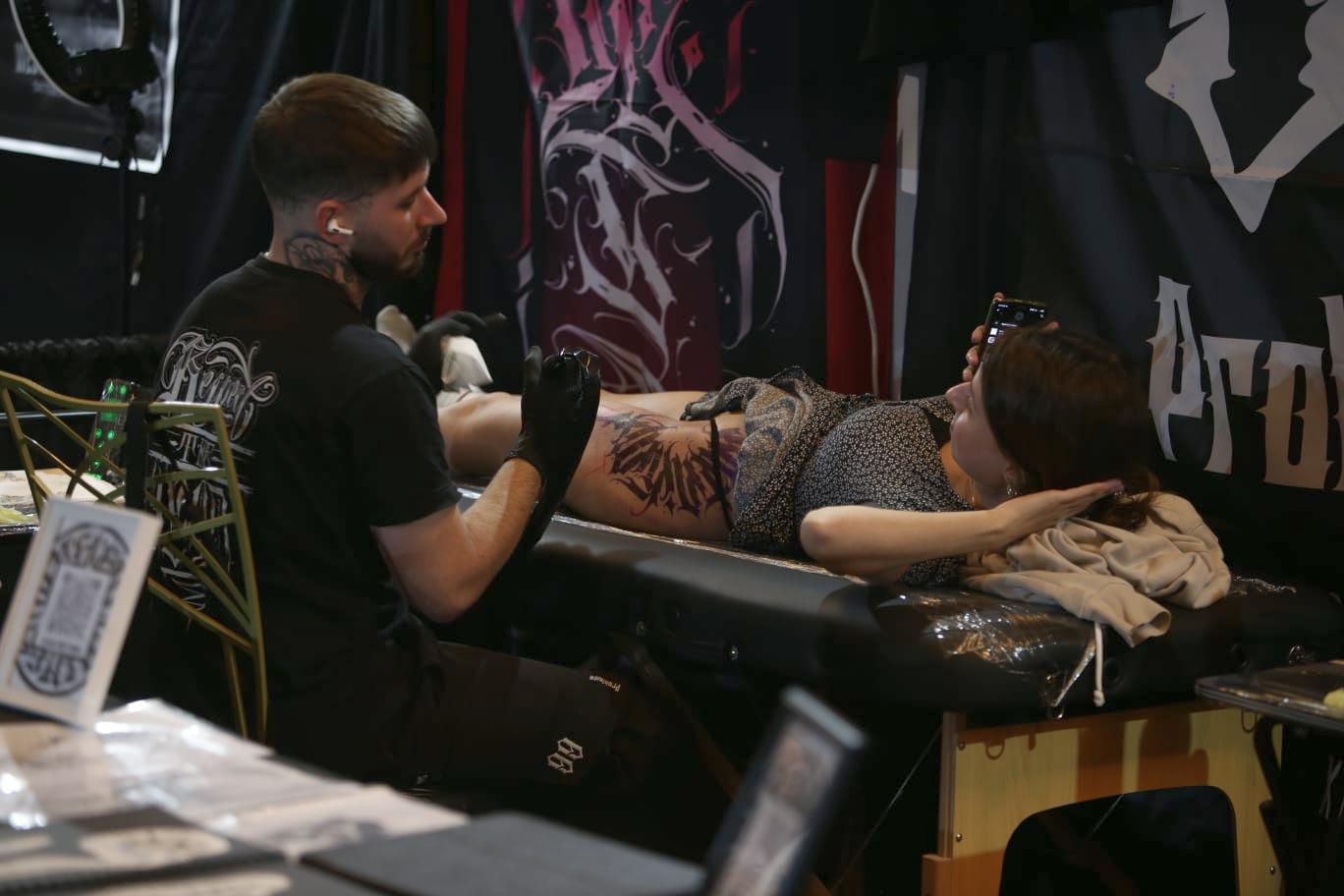 120 de tatuatori din întreaga lume au ajuns la București. Sesiuni de tatuare live, concerte și artă pe piele | FOTO