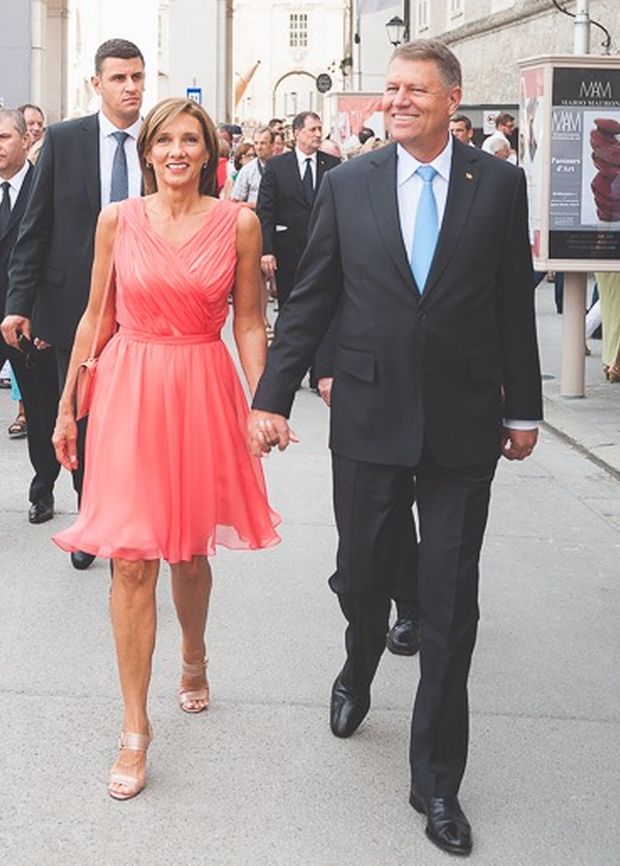 Câți centimetri are în talie Carmen Iohannis. Prima Doamnă a României are dimensiuni de model | FOTO