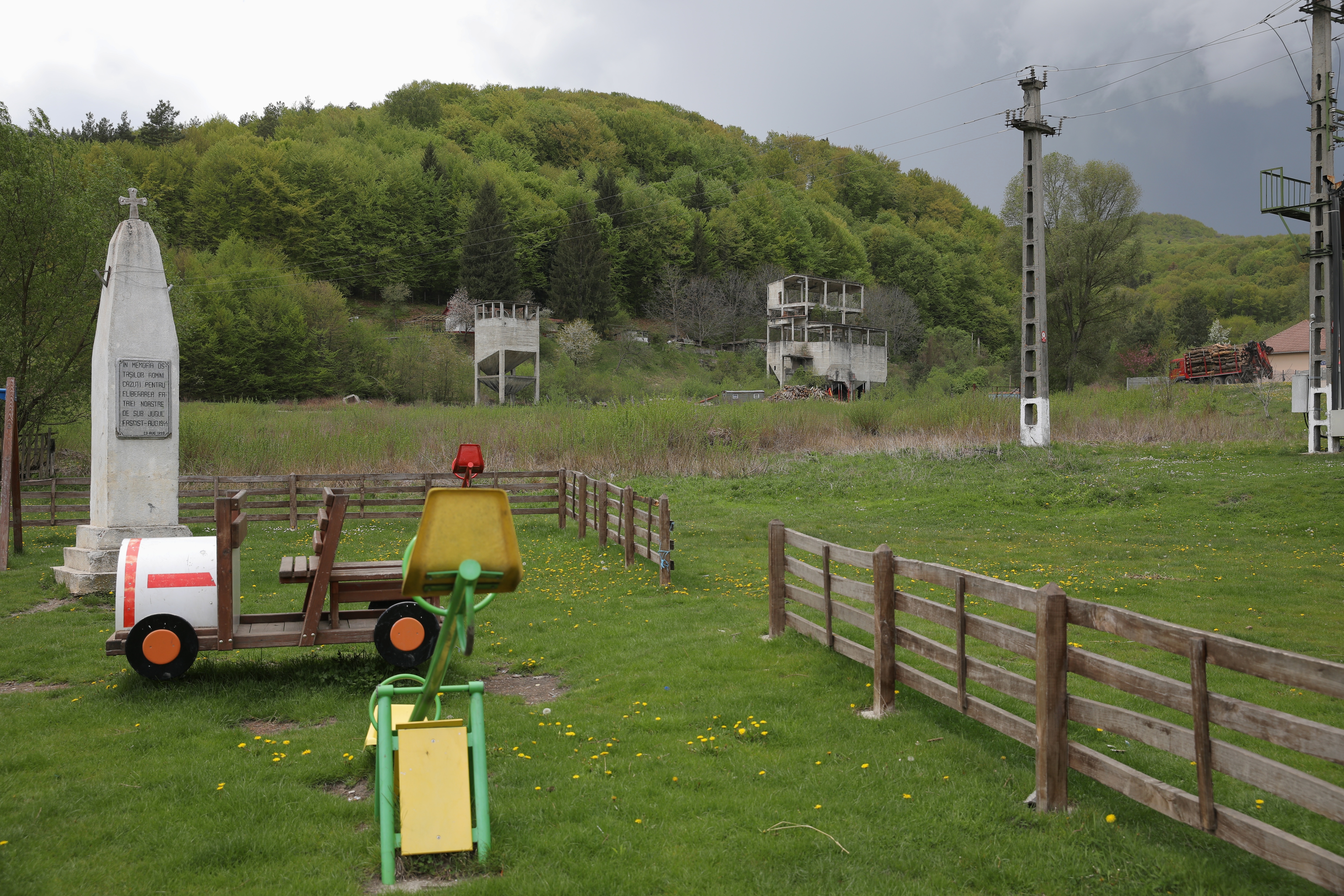 “Aici a fost mereu 1 mai doar cu numele, dar măcar eram liberi”. În Colonia 1 Mai, urmașii minerilor au sărbătorit din curți și de la geamuri