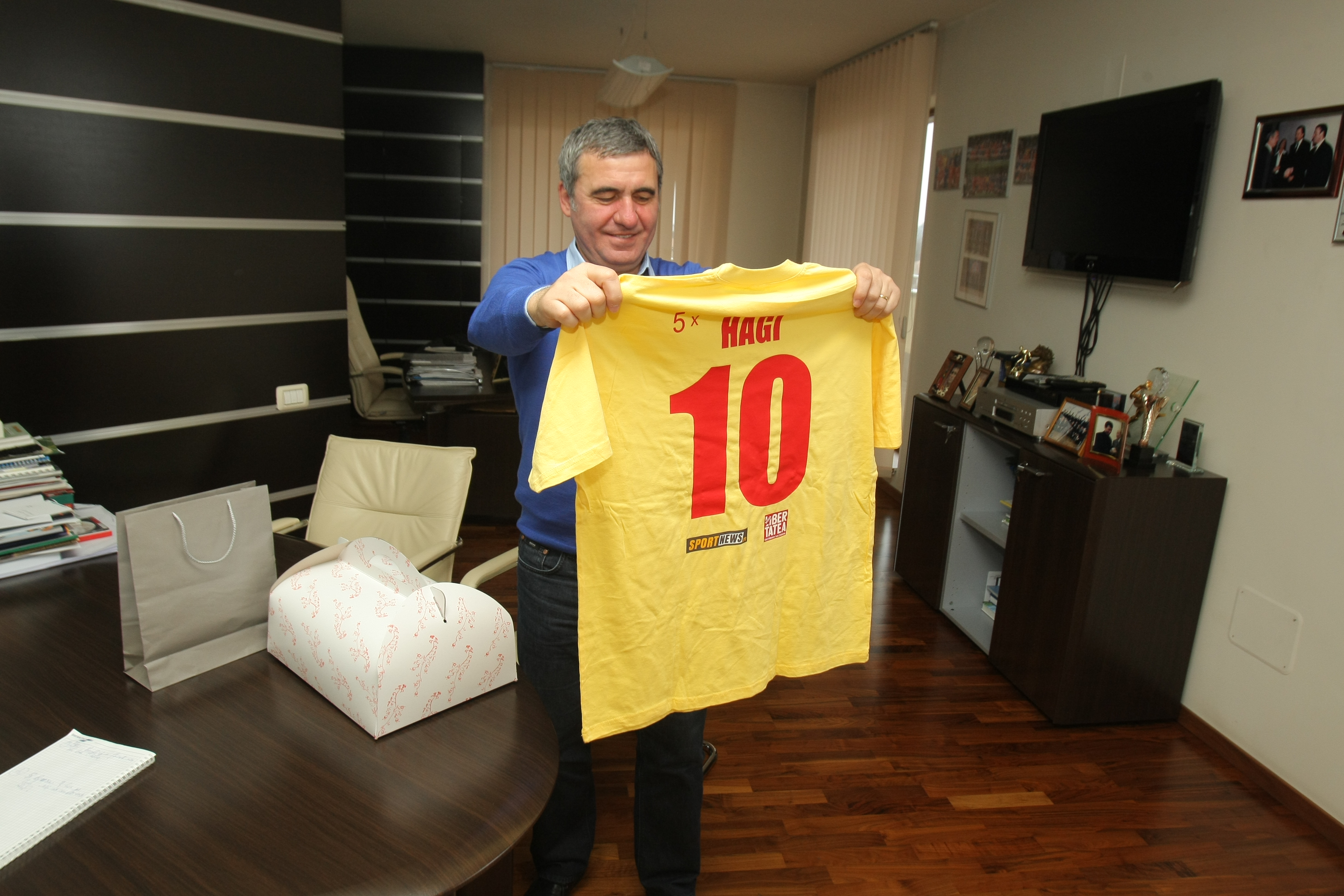 Gică Hagi 50 - ”Regele” a fost mișcat când a citit ce se striga pe străzi în 1994, la Campionatul Mondial din SUA: ^”Iliescu minte, Hagi președinte!” / VIDEO&GALERIE FOTO