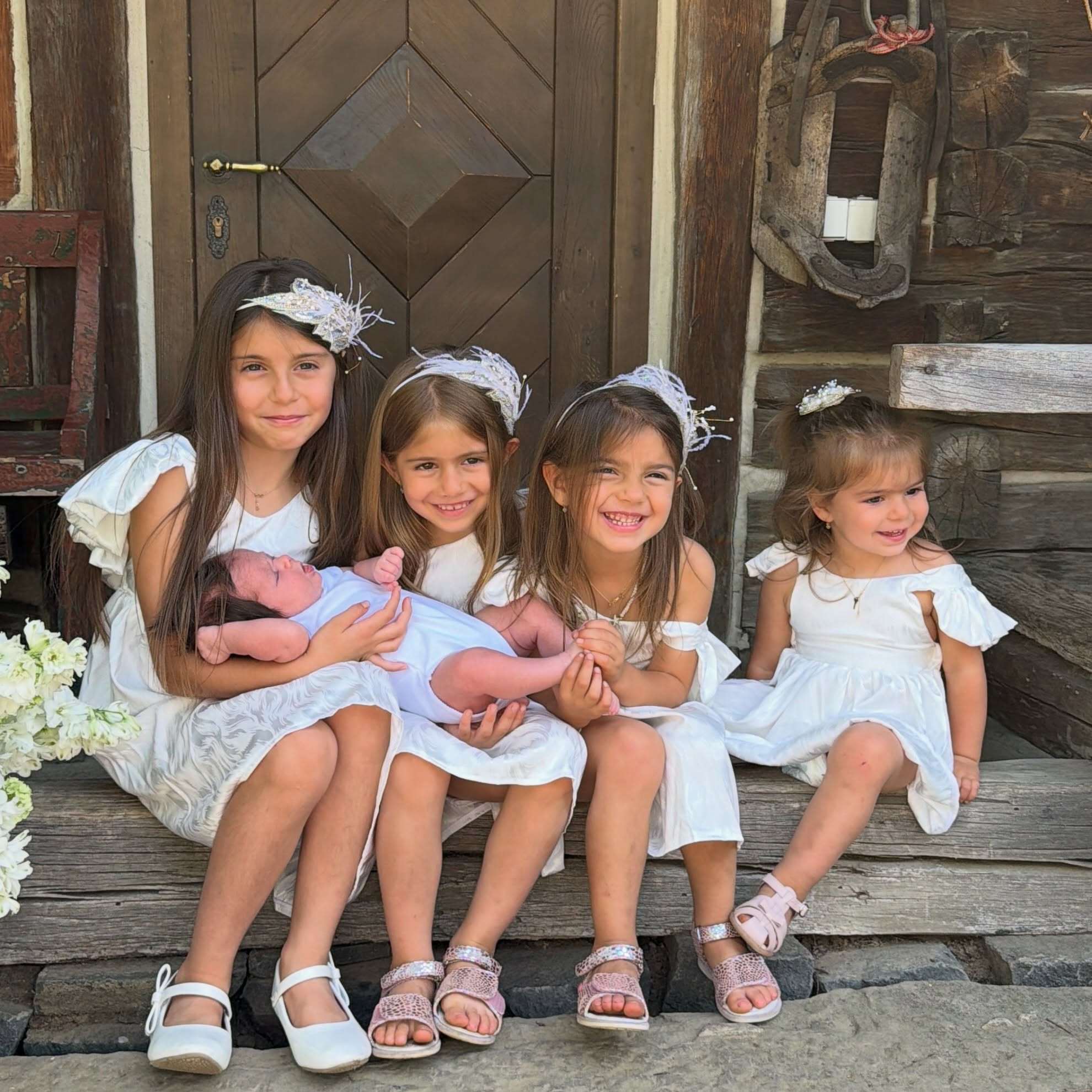Ținuta purtată de Laura Cosoi la botezul Ninei a atras atenția tuturor. Imagini cu întreaga familie, în biserica din Maramureș