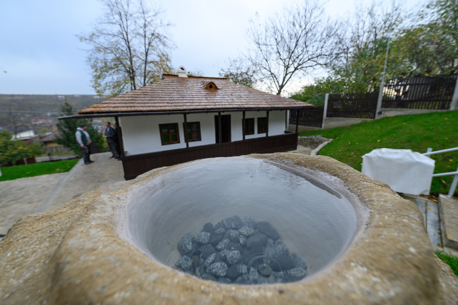 Cum justifică CJ Iași lucrările de reabilitare a Bojdeucii lui Creangă, despre care oamenii spun că s-a transformat într-o „pensiune cu puține margarete”. Reacția unui istoric ieșean