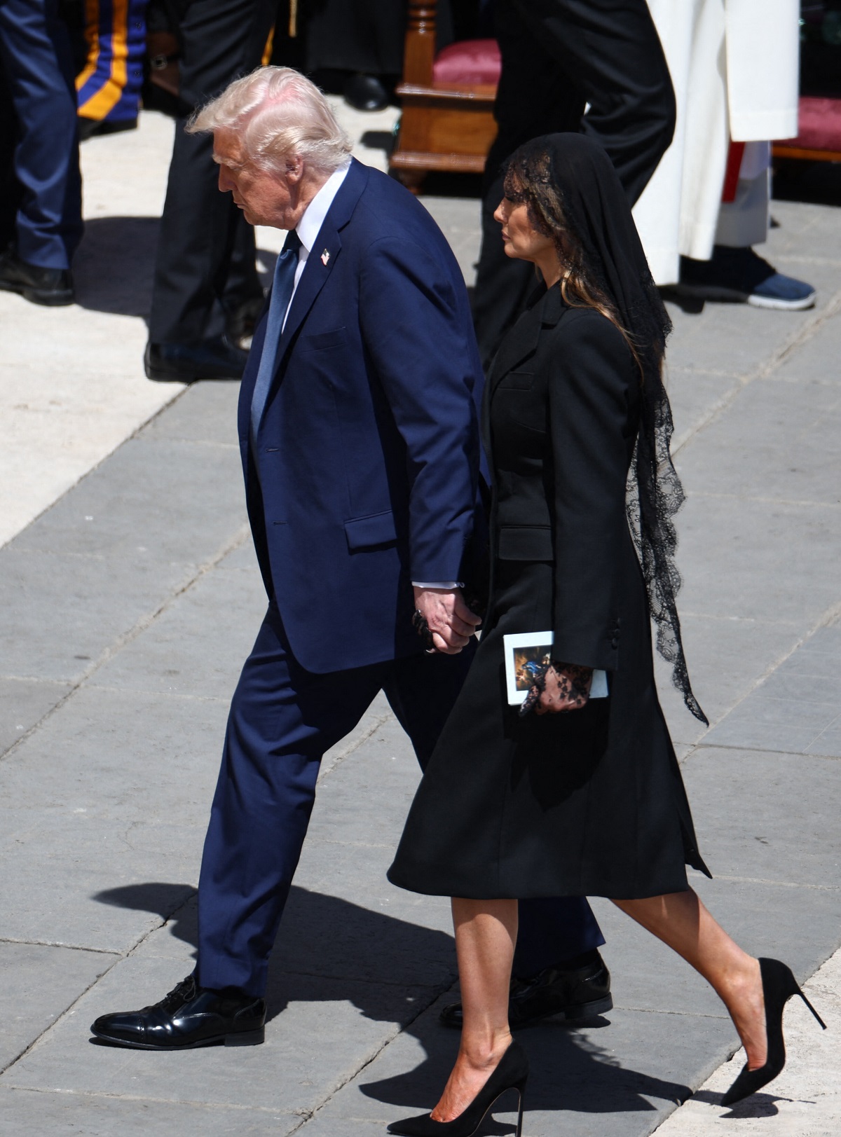 Ce i-a șoptit la ureche Melania Trump lui Donald Trump la funeraliile Papei Francisc. Un expert i-a citit pe buze primei-doamne
