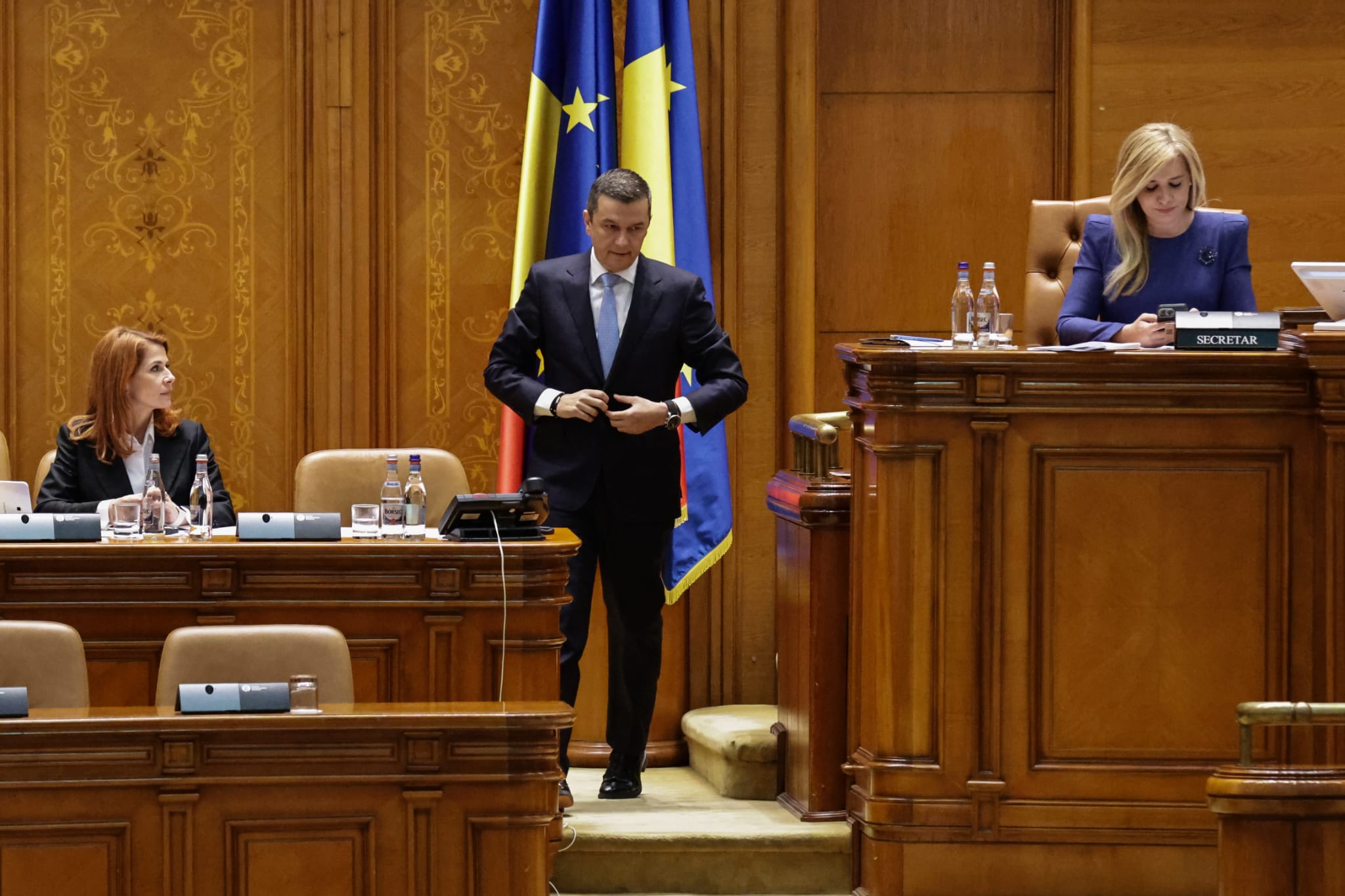 Ce nu s-a văzut la televizor în timpul votului moțiunii de cenzură împotriva Guvernului Bolojan. Negocieri în șoaptă, telefoane pe fugă și calcule la limită