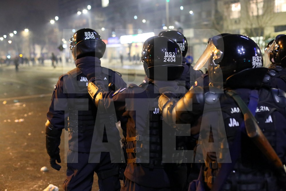 Violențe între ultrași și jandarmi, miercuri seară, în Capitală, pe finalul protestelor / FOTO & VIDEO