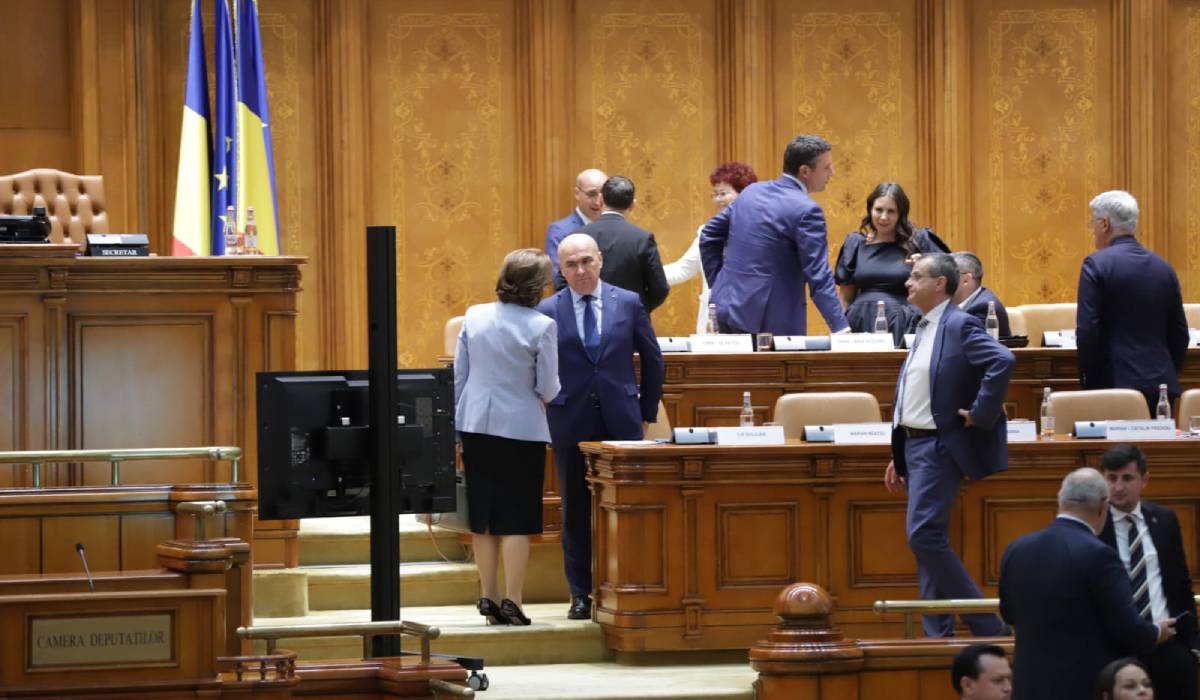 Toate cele patru moțiuni de cenzură depuse împotriva Guvernului Bolojan au fost respinse în Parlament. Ce urmează