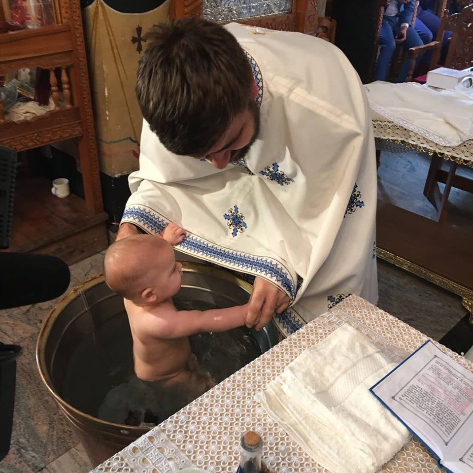 Cum a reacționat băiețelul lui Adrian Mutu când a fost scufundat în apă, la biserică. Imaginile care fac cât o mie de cuvinte | FOTO