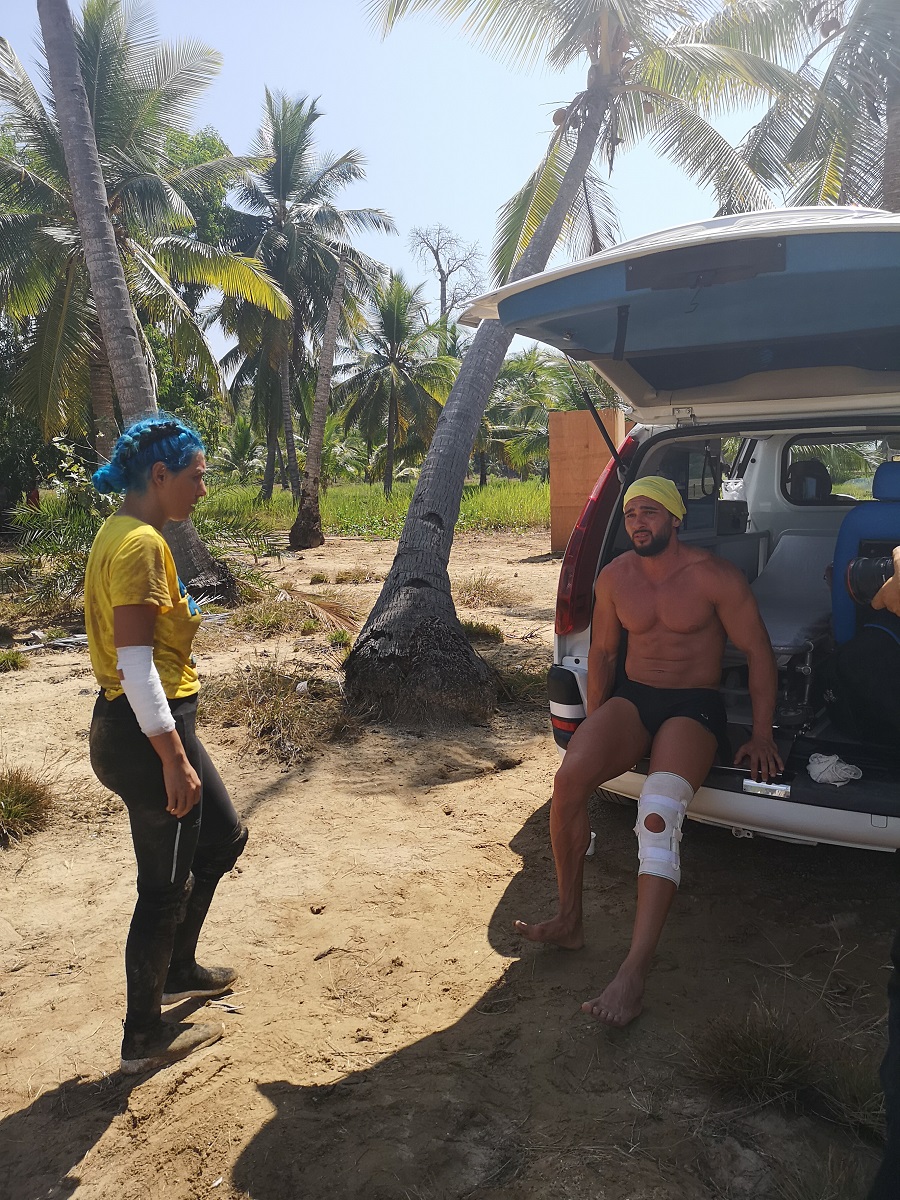 Dorian Popa le face cadouri vecinilor săi din ”Ultimul Trib”, înainte de a pleca din Madagascar | FOTO