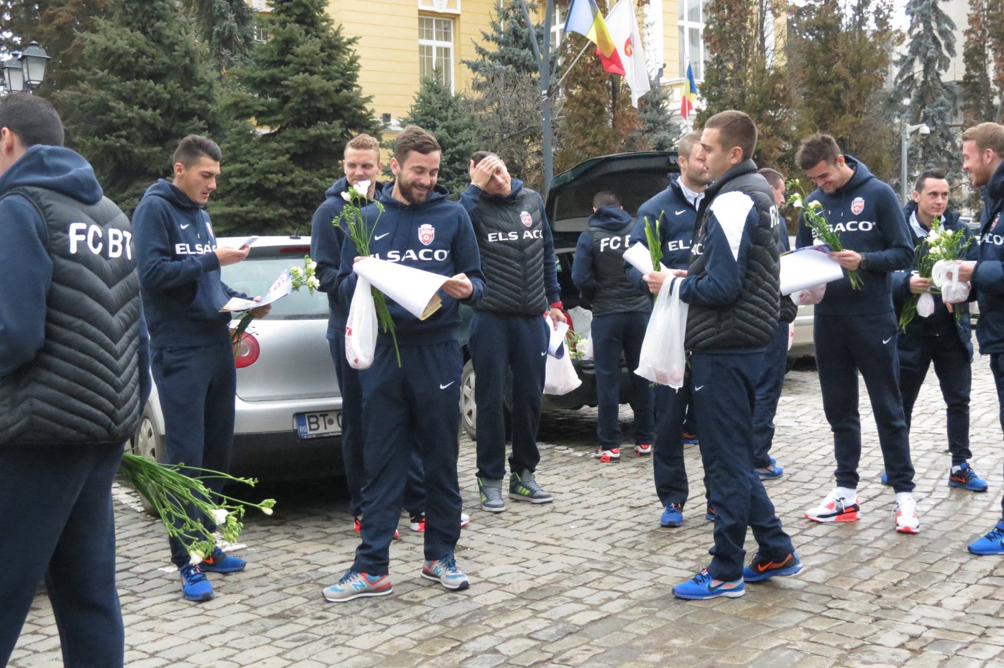 De Mărțișor, înainte de Derby de România de joi, din Cupă, lecție de fair-play între Steaua și Dinamo! Toată Liga I a sărbătorit Ziua Femeii! / FOTO&VIDEO