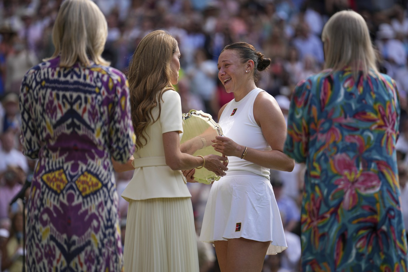 Kate Middleton a consolat-o pe americanca Amanda Anisimova după ce a fost învinsă cu 6-0, 6-0. Swiatek este prima poloneză care a câștigat Wimbledon