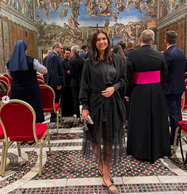 Apariția Simonei Halep într-o rochie roșie, cu spatele gol. Cât costă ținuta elegantă, la care a asortat o geantă de peste 10.000 de euro