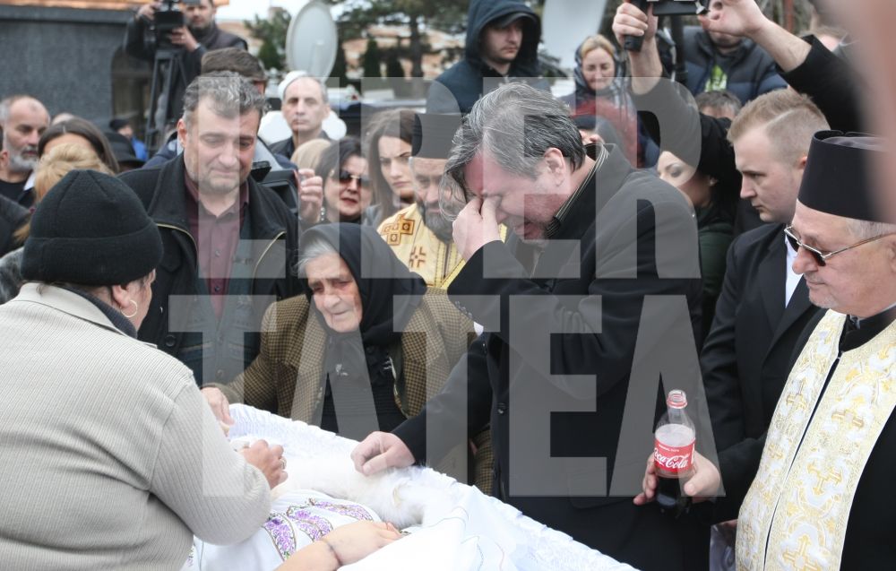 VIDEO și FOTO EXCLUSIV / Ileana Ciuculete a fost înmormântată. Cântăreața de muzică populară a fost condusă pe ultimul drum de sute de persoane