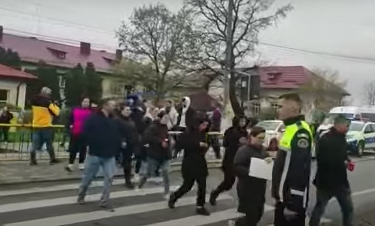 Zeci de oameni traversează cu lumânări aprinse pe trecerea de pietoni pe care un băiețel de 3 ani a fost strivit de un TIR, la Lețcani, în Iași | VIDEO