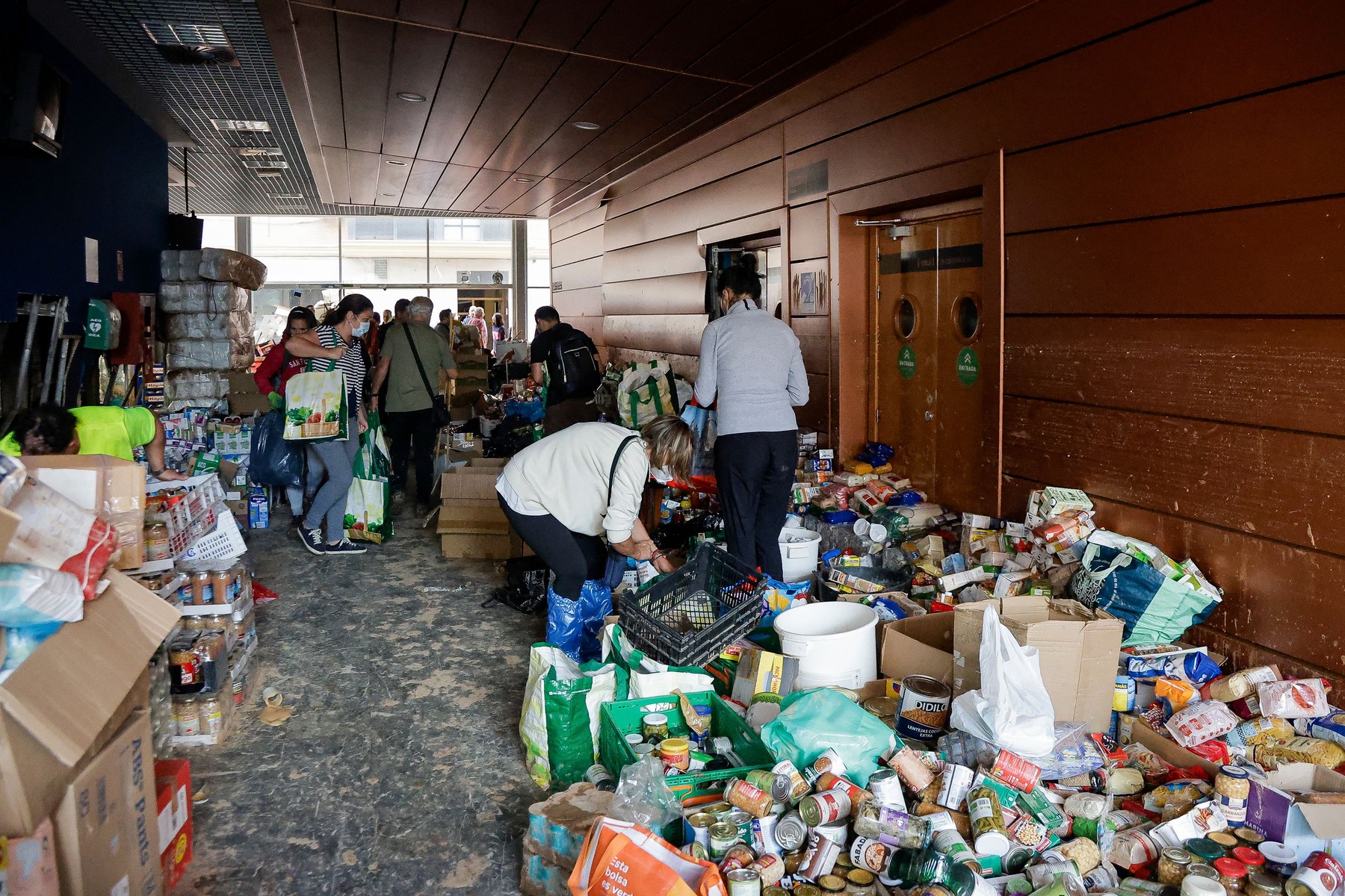 Imagini impresionante la Valencia, unde 100.000 de oameni stau la coadă ca să se înscrie pe lista voluntarilor și să ajute după inundațiile din Spania | VIDEO