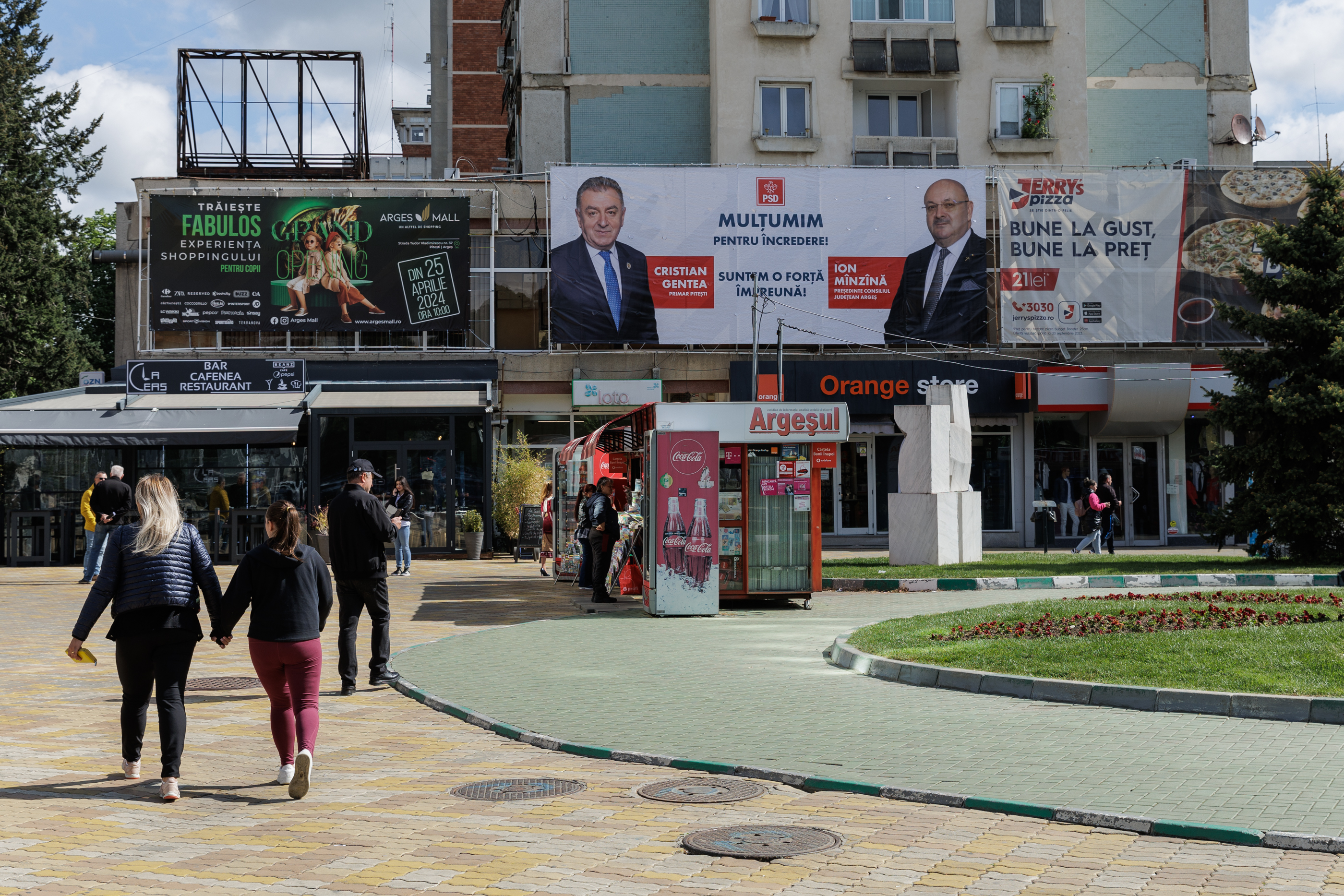FOTO VIDEO REPORTAJ Cum a fost Parada Florilor ediția 2024: politicienii au împărțit scena cu micii prinți și s-au bucurat de cozonac gratis