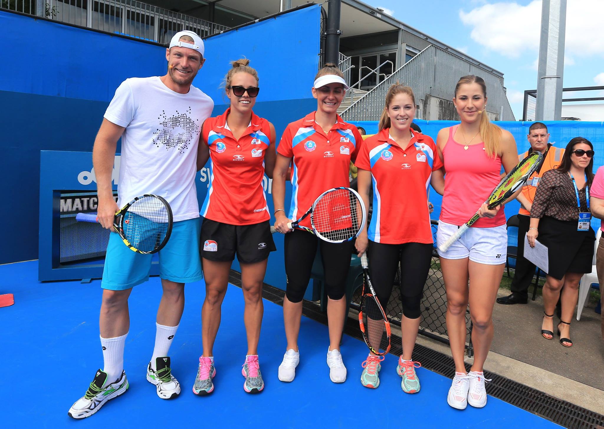 Simona Halep, strălucitoare la petrecerea jucătoarelor. La Sydney, sportiva a fost în formă și la ”Kids Day”, avându-l alături pe bulgarul Grigor Dimitrov, cel mai râvnit bărbat din circuit. Accidentarea care a făcut-o să abandoneze la Brisbane n-a trecut/ FOTO & VIDEO