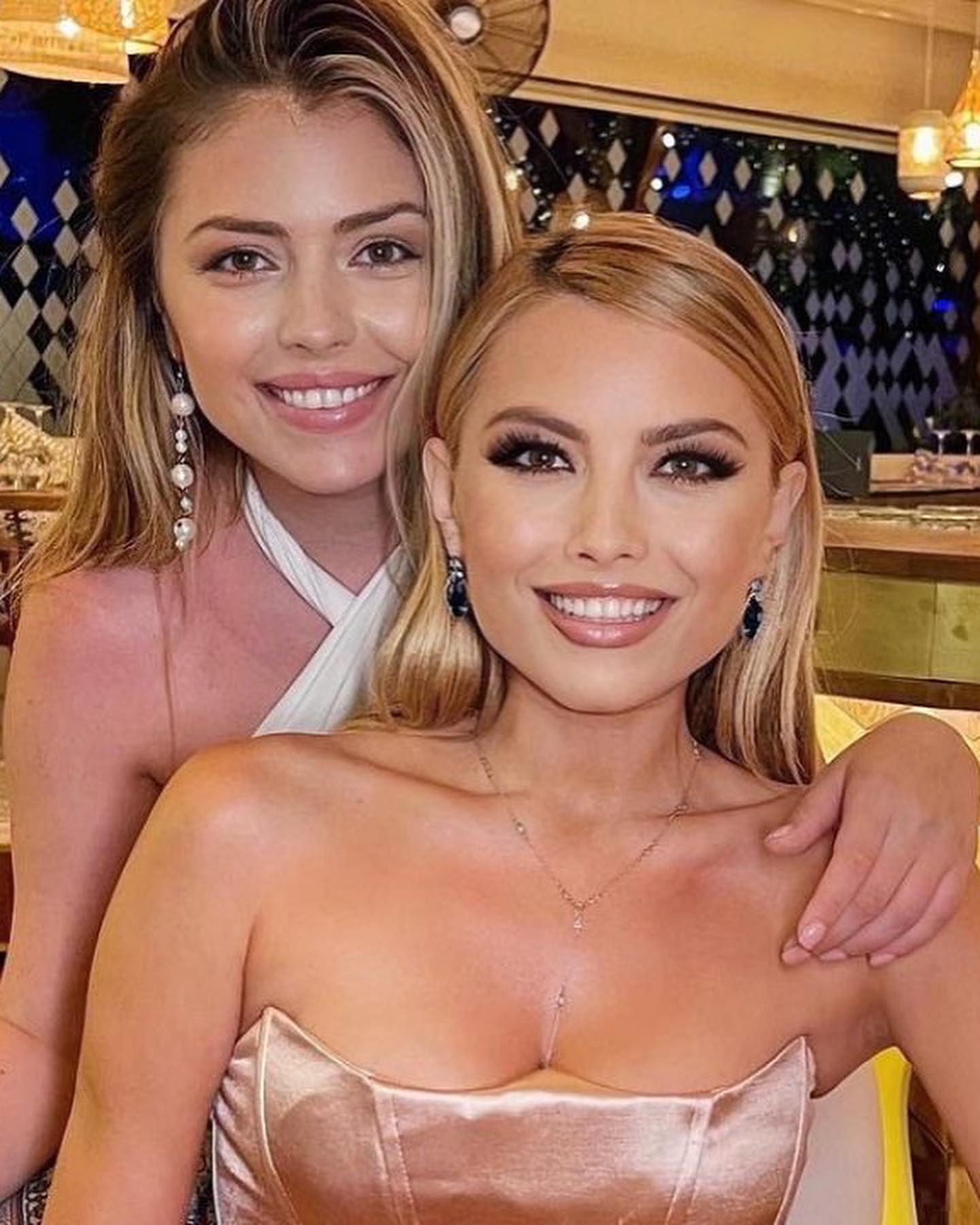 Elena Gheorghe și sora ei, Ana Pîrvulescu, amintiri din copilărie: „Mama ne îmbrăca la fel, iar noi suntem total diferite”