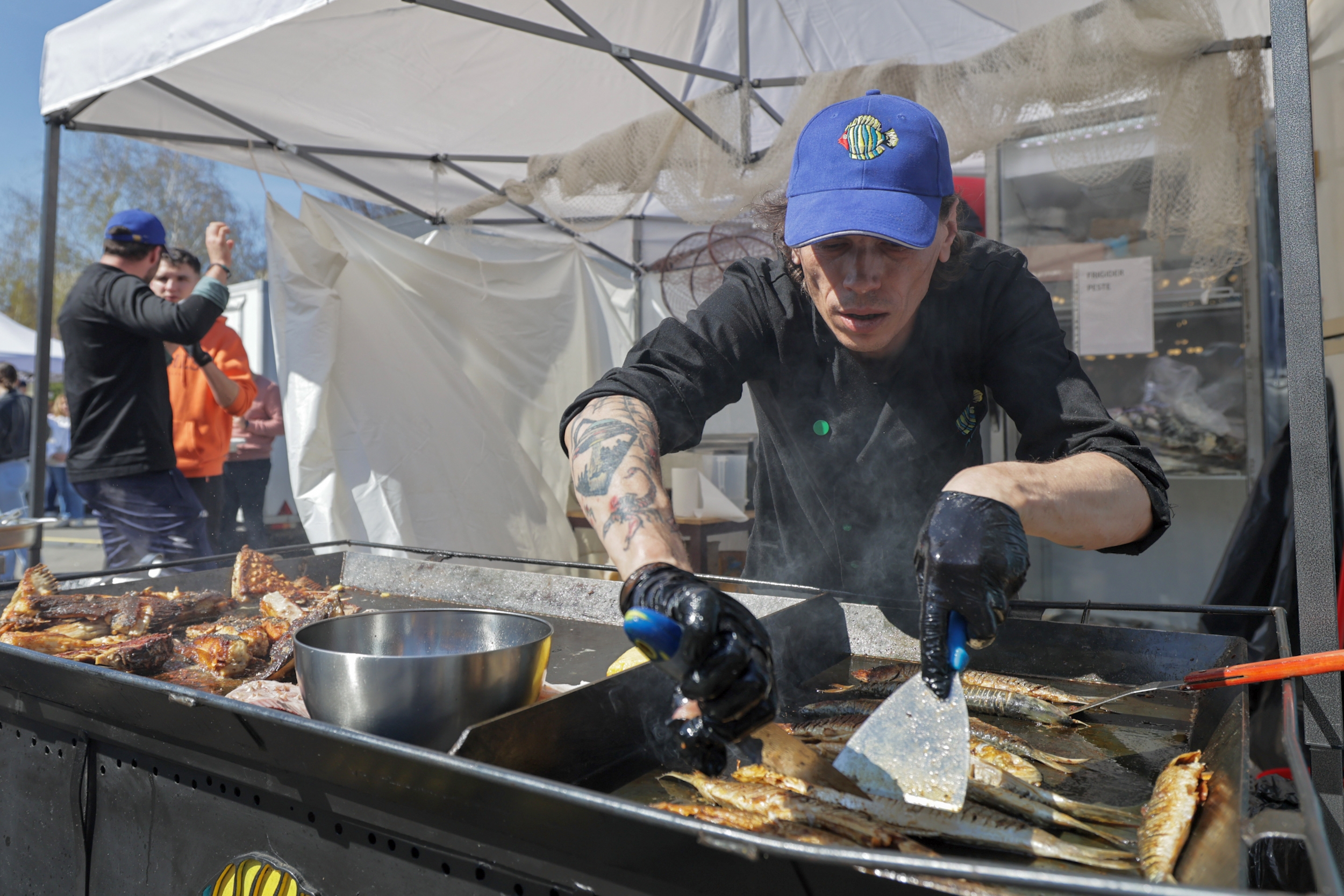 FOTO. Festival Pescăresc de Buna Vestire, pe Kiseleff. Cozi pentru saramură de crap, păstrăv la proțap, plus alte sortimente de pește